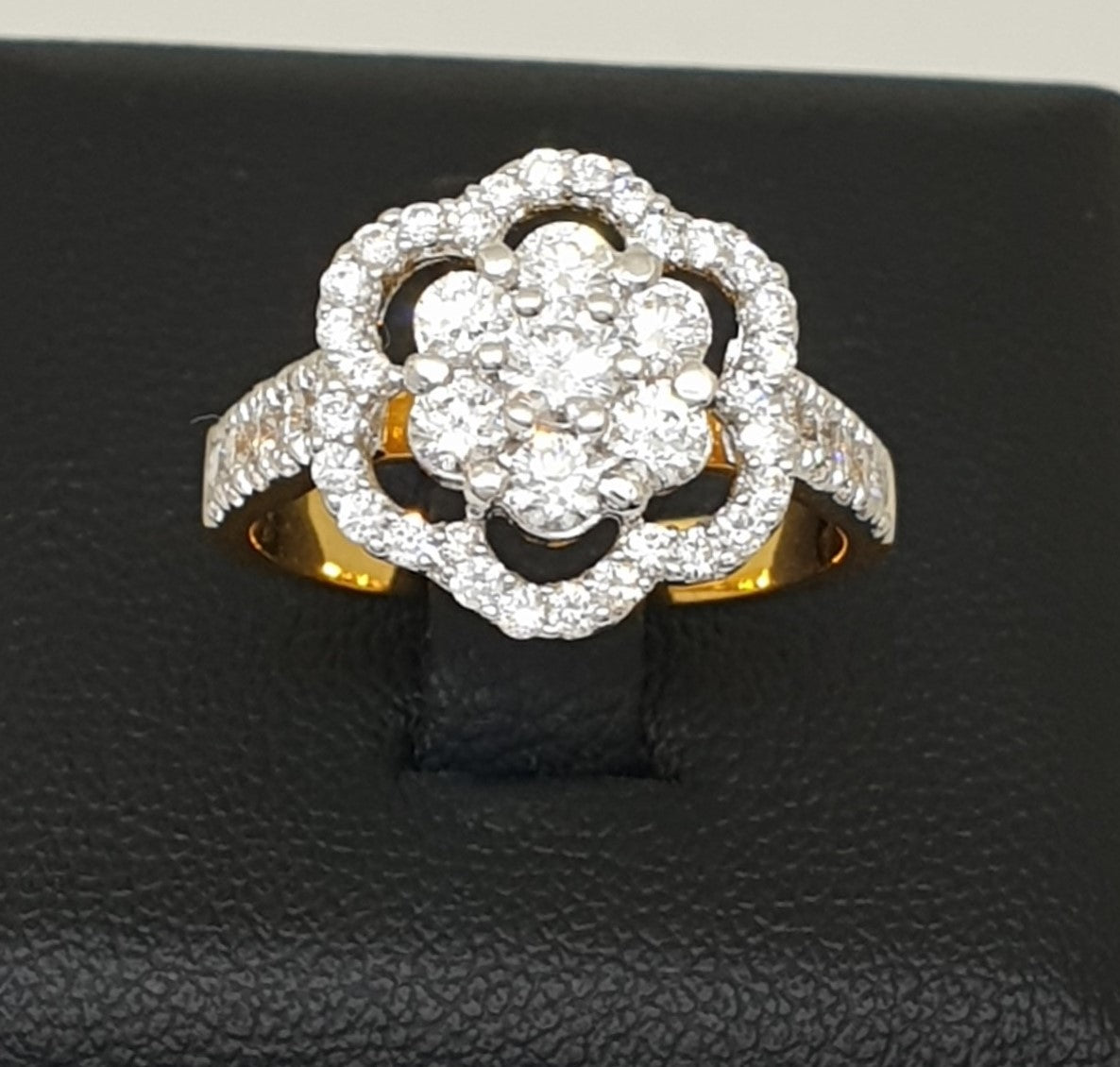 แหวนทองเพชรรูปดอกไม้ ทอง 18K | RG00055