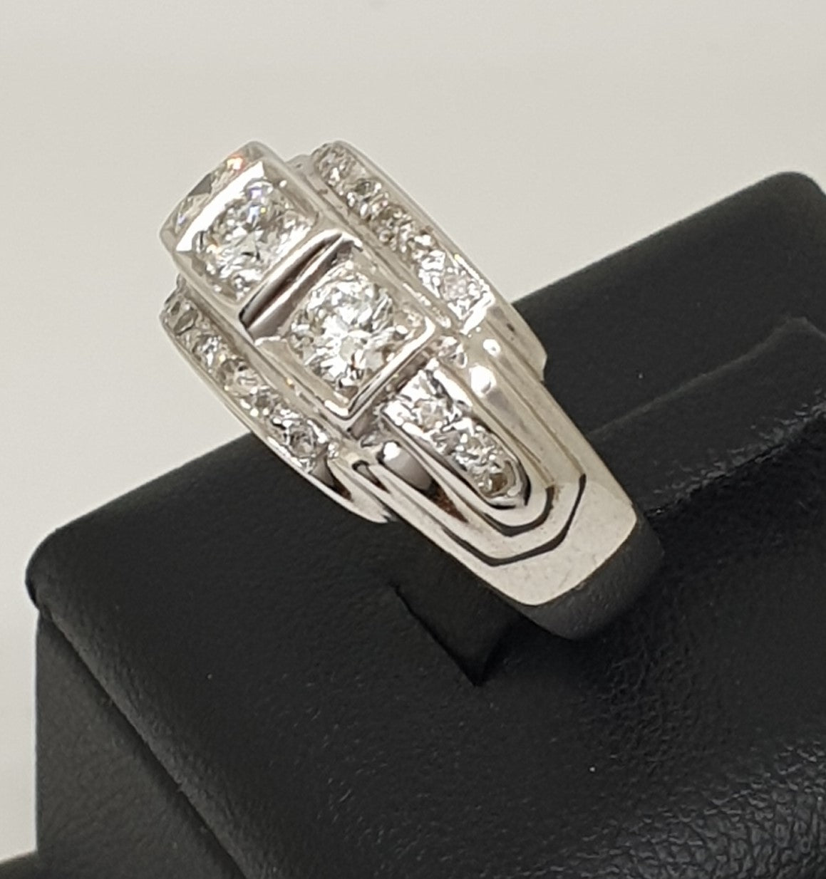 แหวนเพชรชาย Three Stone 0.75 กะรัต ทองขาว 18K | RG00079