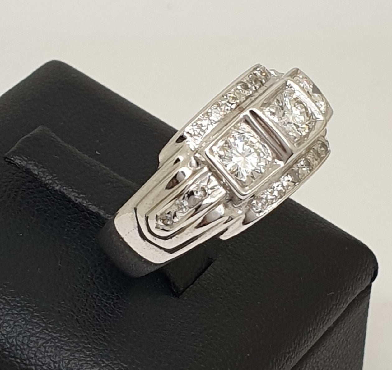 แหวนเพชรชาย Three Stone 0.75 กะรัต ทองขาว 18K | RG00079