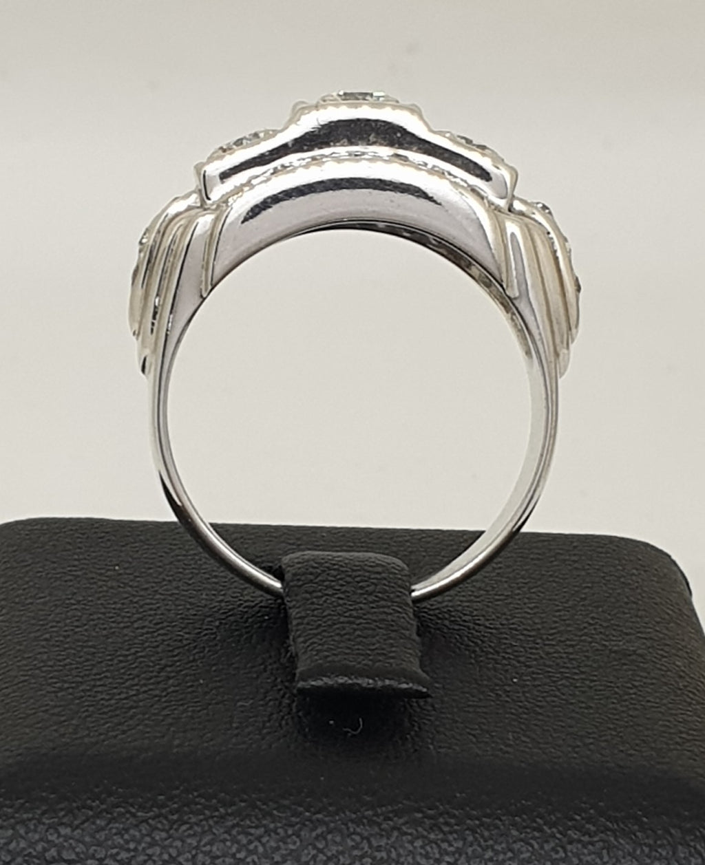 แหวนเพชรชาย Three Stone 0.75 กะรัต ทองขาว 18K | RG00079
