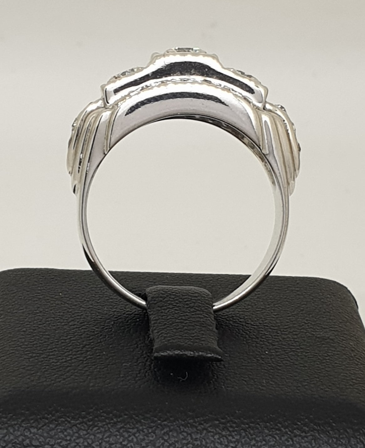 แหวนเพชรชาย Three Stone 0.75 กะรัต ทองขาว 18K | RG00079