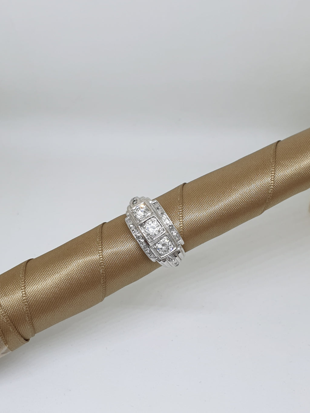 แหวนเพชรชาย Three Stone 0.75 กะรัต ทองขาว 18K | RG00079