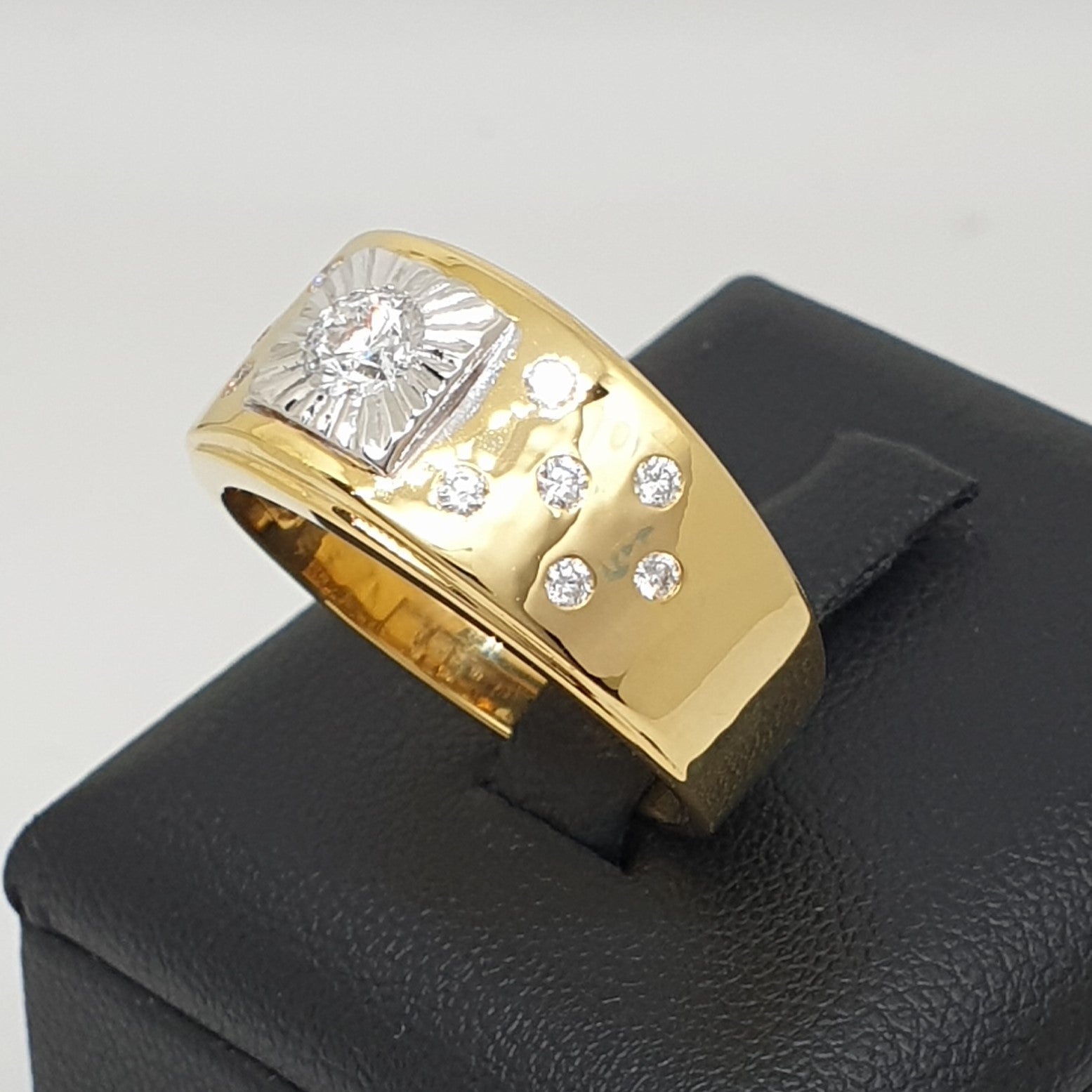 แหวนเพชรชาย GIA ประดับเพชร ทอง 18K | RG00143