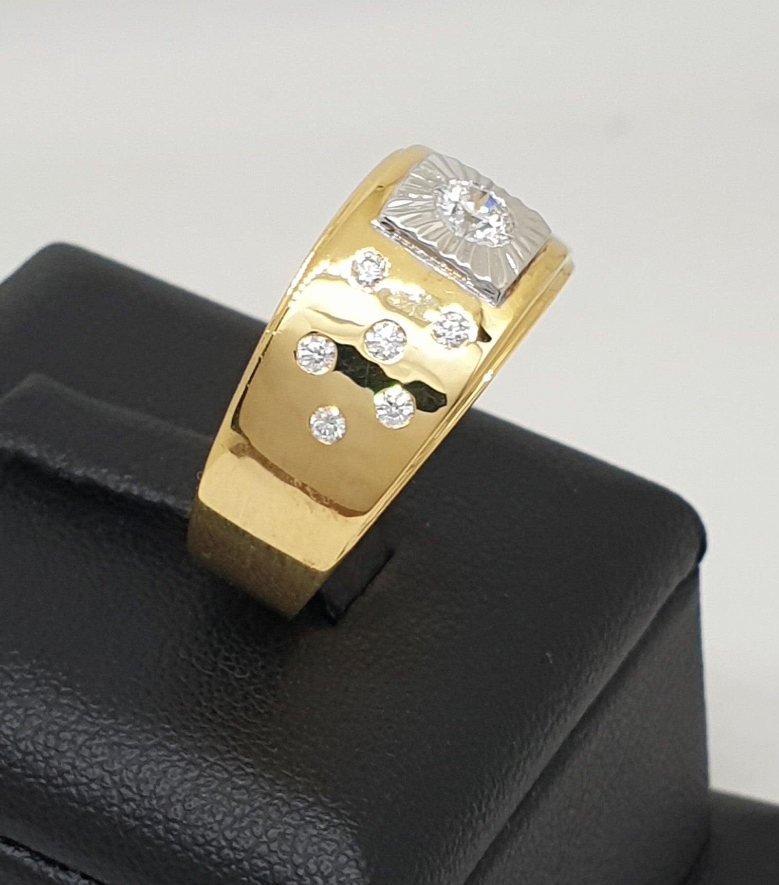 แหวนเพชรชาย GIA ประดับเพชร ทอง 18K | RG00143