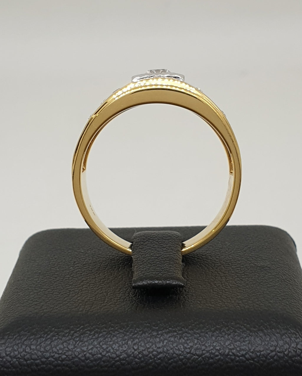 แหวนเพชรชาย GIA ประดับเพชร ทอง 18K | RG00143