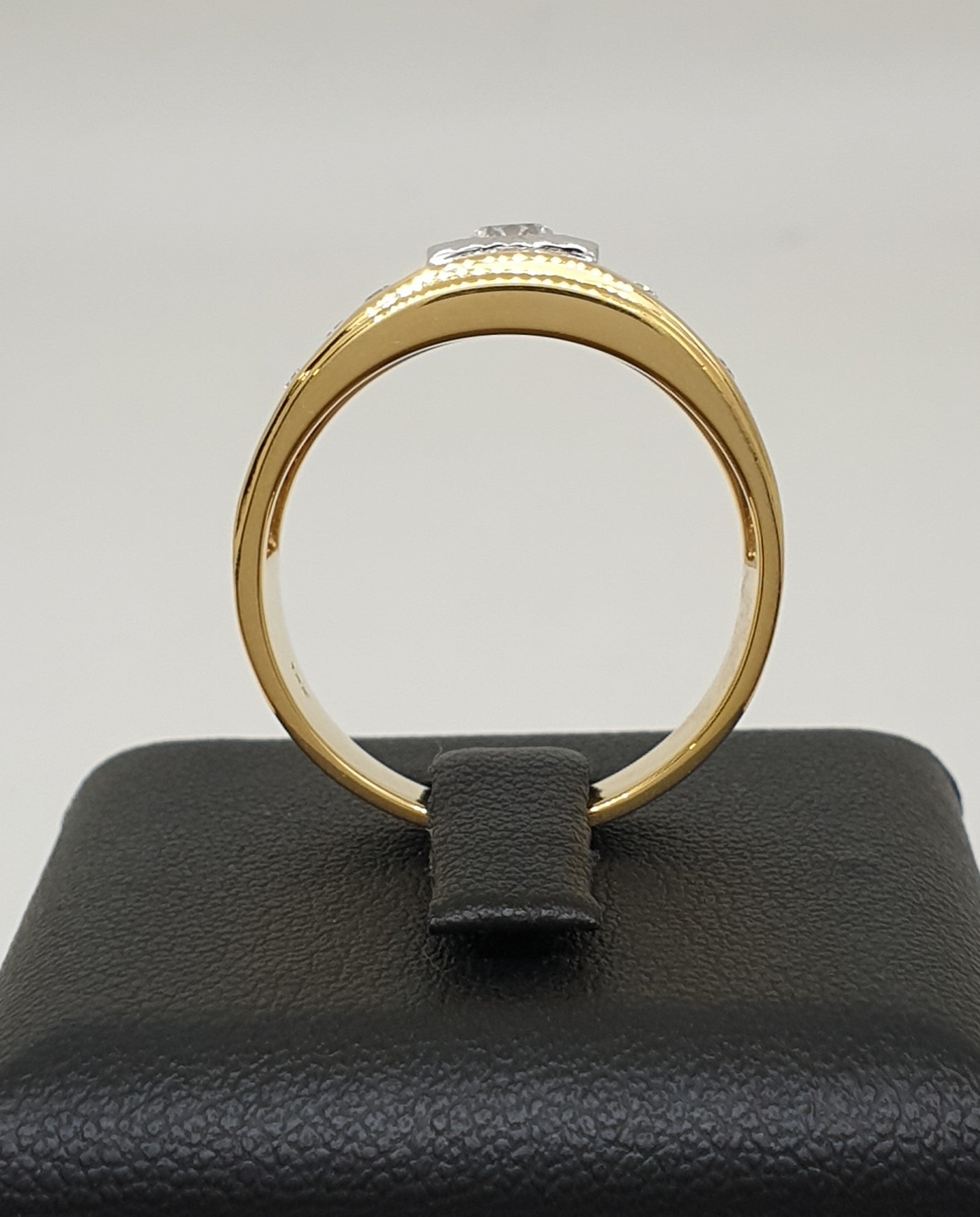 แหวนเพชรชาย GIA ประดับเพชร ทอง 18K | RG00143