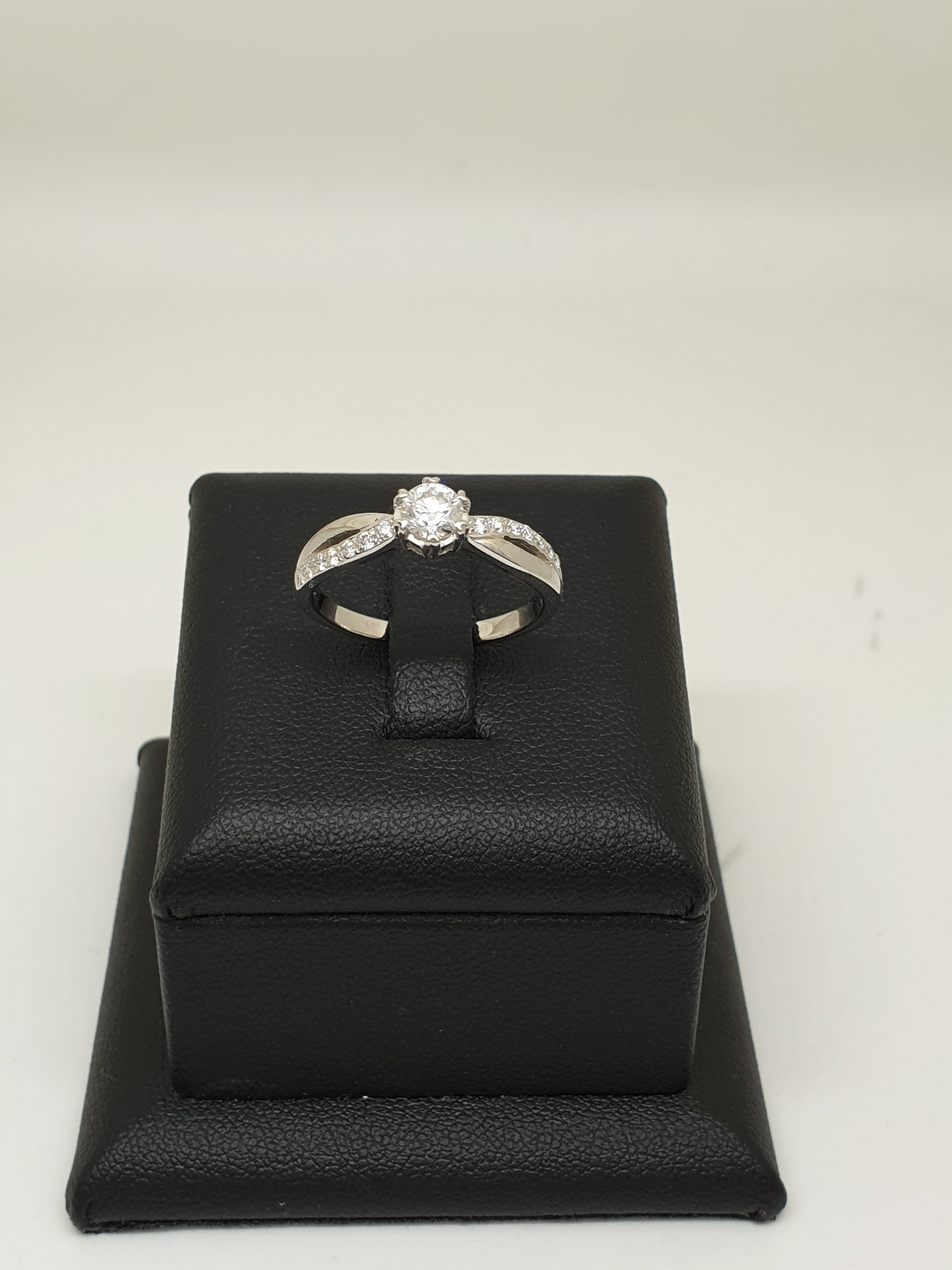 แหวนเพชรชู GIA D Color 0.30 กะรัต ทองขาว 18K (Solitaire) | RG00159