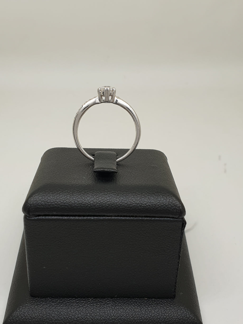 แหวนเพชรชู GIA D Color 0.30 กะรัต ทองขาว 18K (Solitaire) | RG00159
