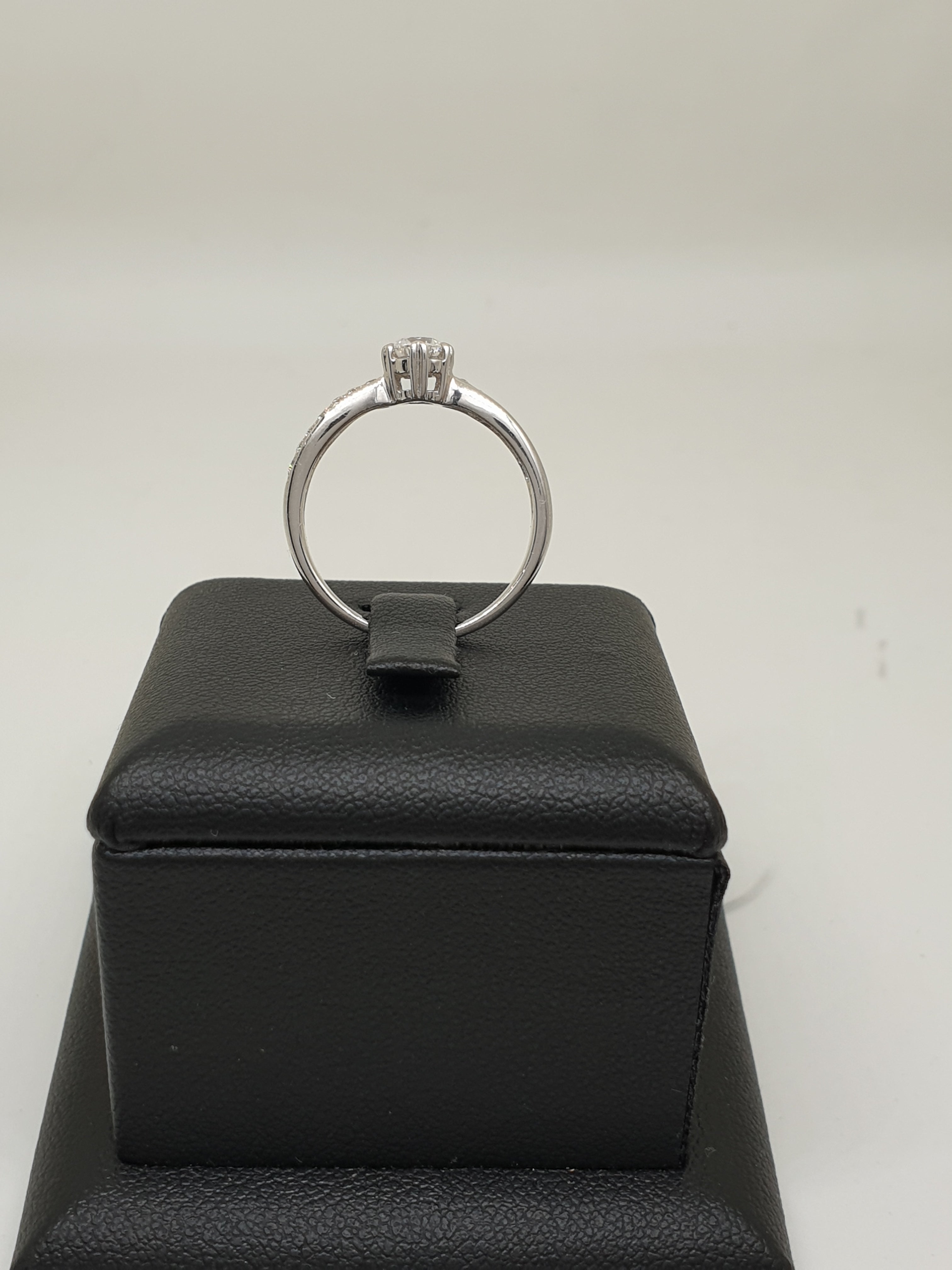 แหวนเพชรชู GIA D Color 0.30 กะรัต ทองขาว 18K (Solitaire) | RG00159