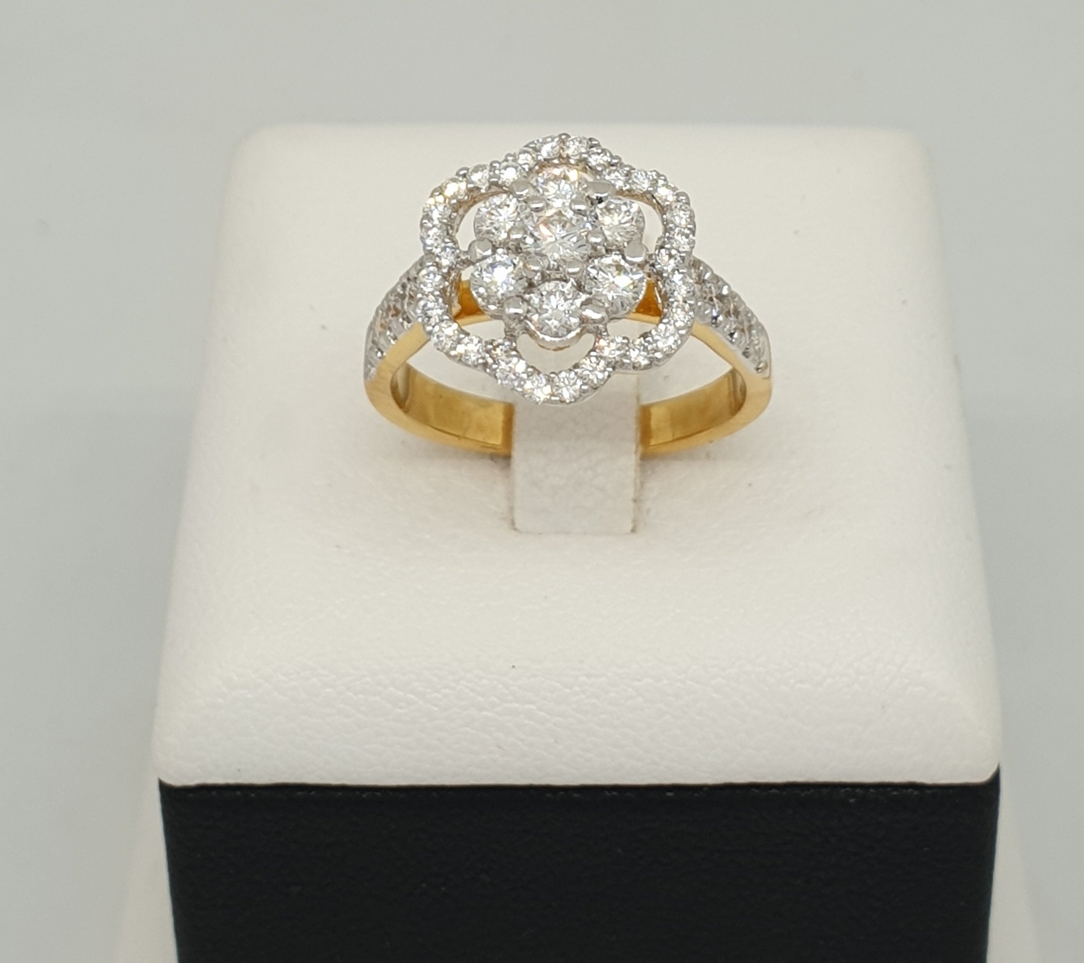 แหวนทองเพชรรูปดอกไม้ ทอง 18K | RG00055
