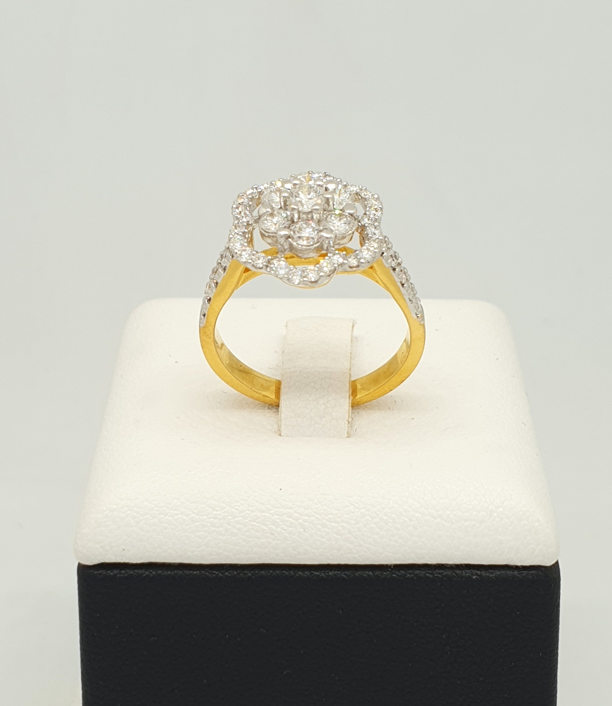 แหวนทองเพชรรูปดอกไม้ ทอง 18K | RG00055