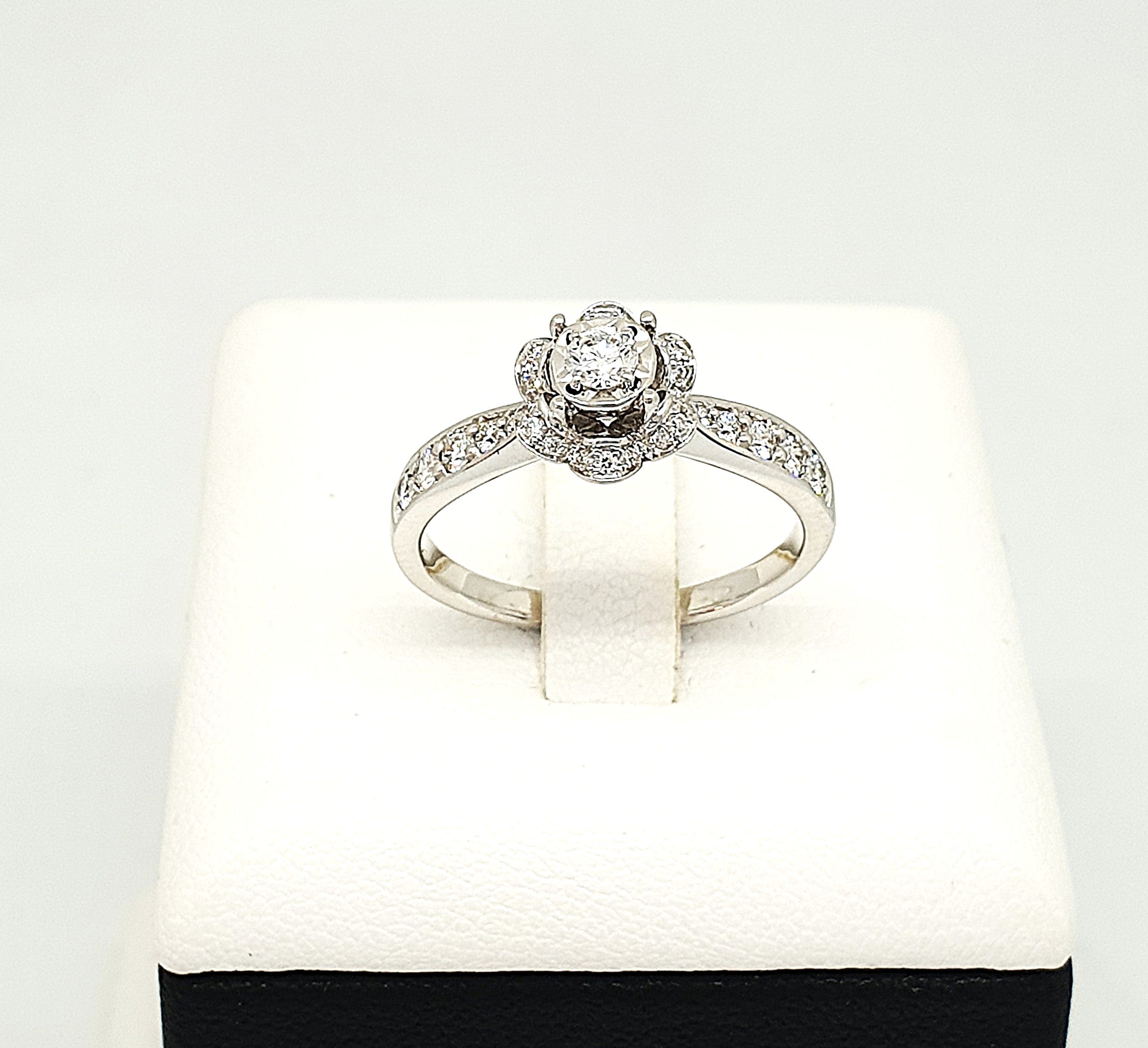 แหวนเพชรเม็ดเดี่ยวล้อมดอกไม้ (Floral Halo Ring) ทองขาว 18K | RG00398 #348