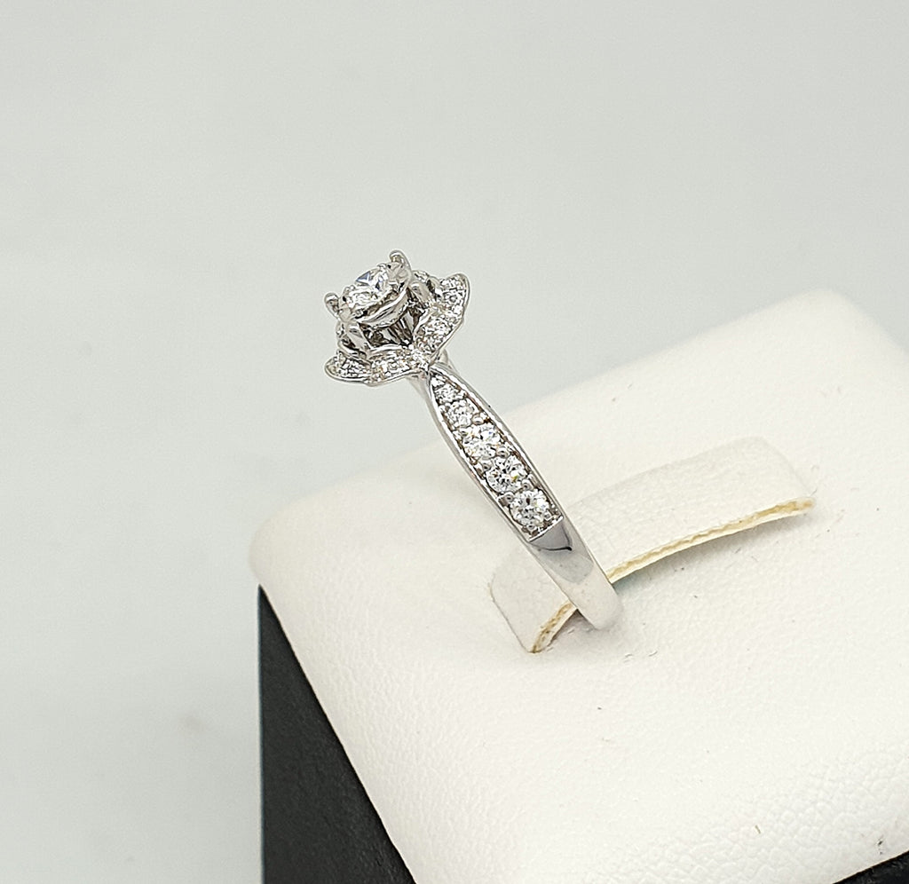 แหวนเพชรเม็ดเดี่ยวล้อมดอกไม้ (Floral Halo Ring) ทองขาว 18K | RG00398 #348