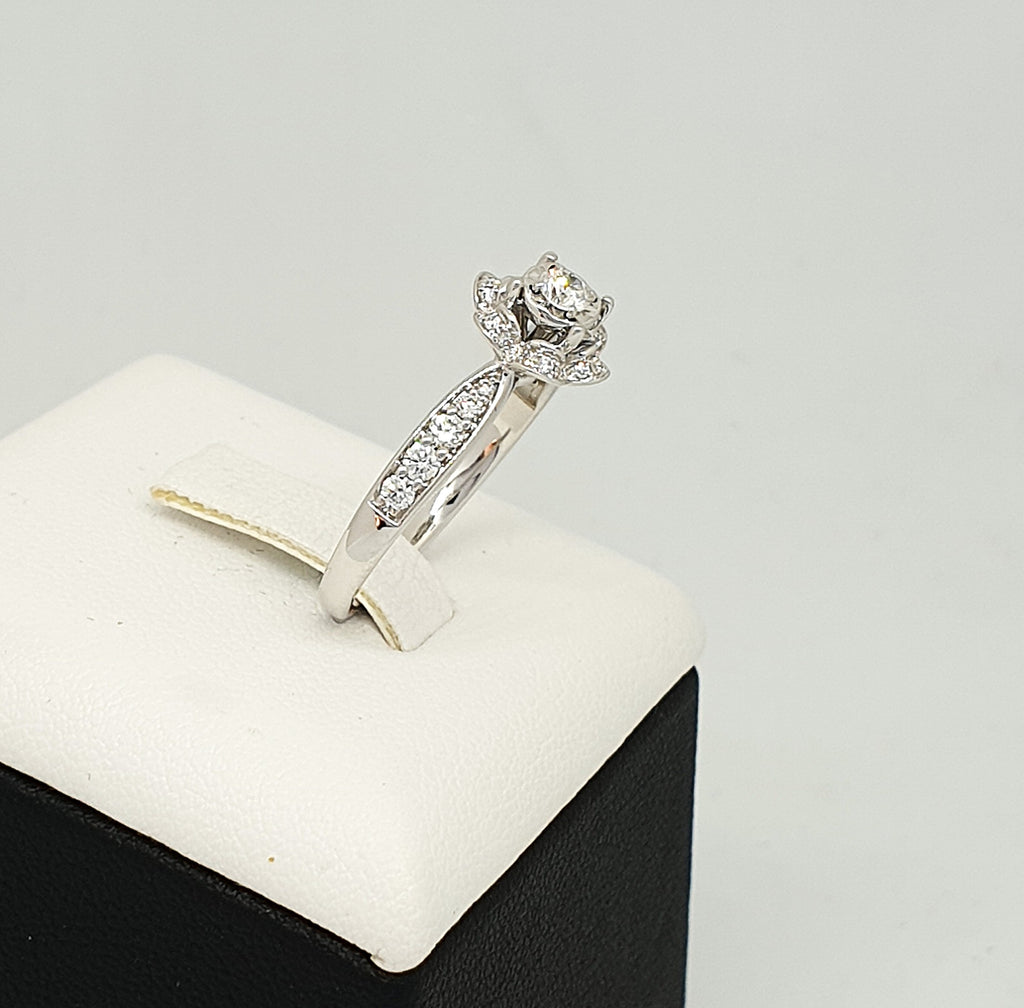 แหวนเพชรเม็ดเดี่ยวล้อมดอกไม้ (Floral Halo Ring) ทองขาว 18K | RG00398 #348