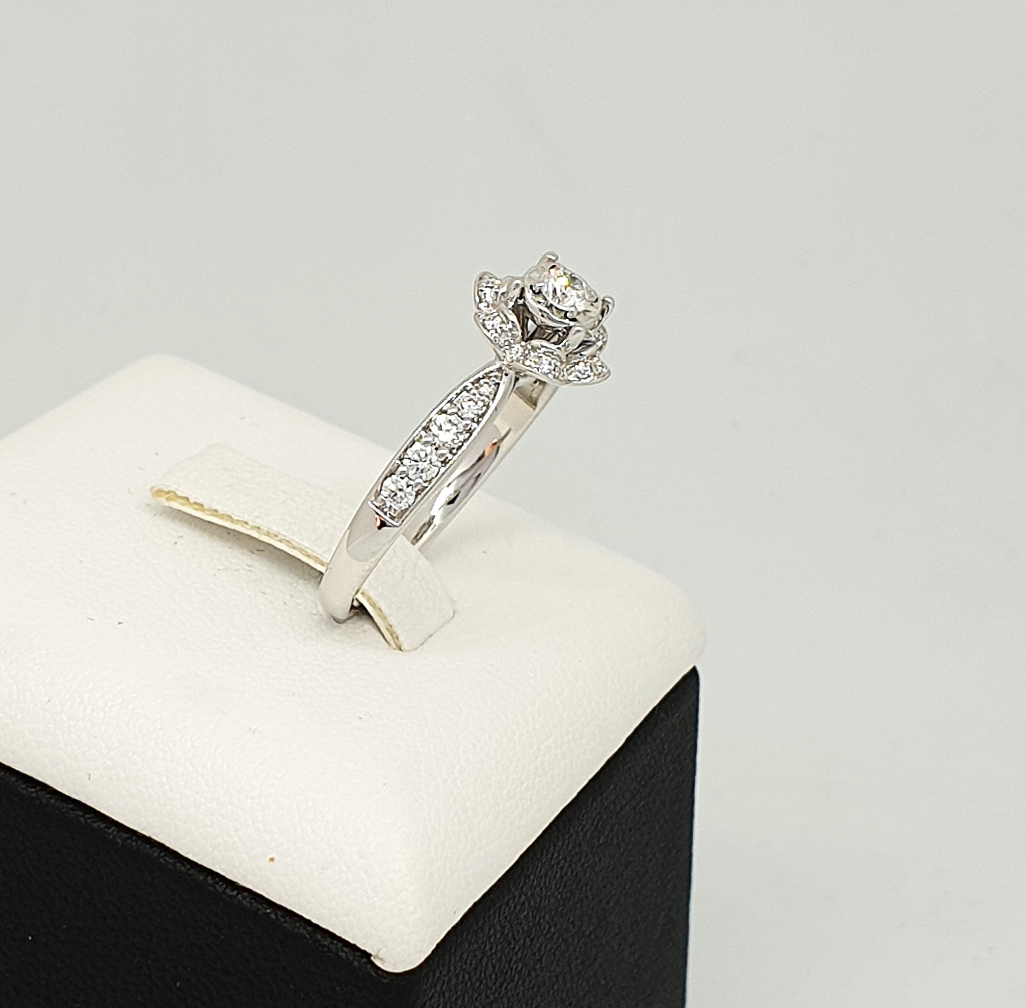 แหวนเพชรเม็ดเดี่ยวล้อมดอกไม้ (Floral Halo Ring) ทองขาว 18K | RG00398 #348