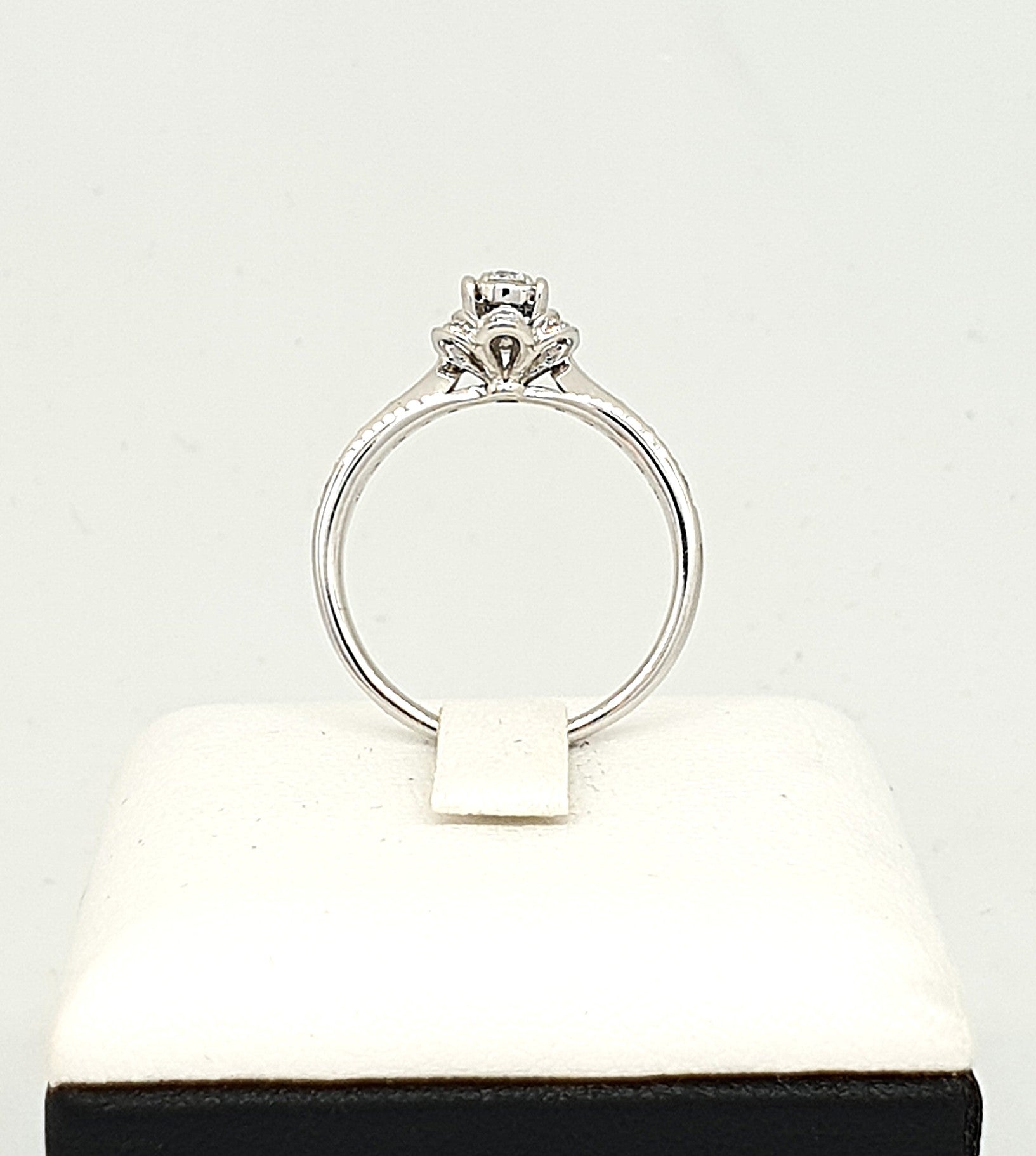 แหวนเพชรเม็ดเดี่ยวล้อมดอกไม้ (Floral Halo Ring) ทองขาว 18K | RG00398 #348