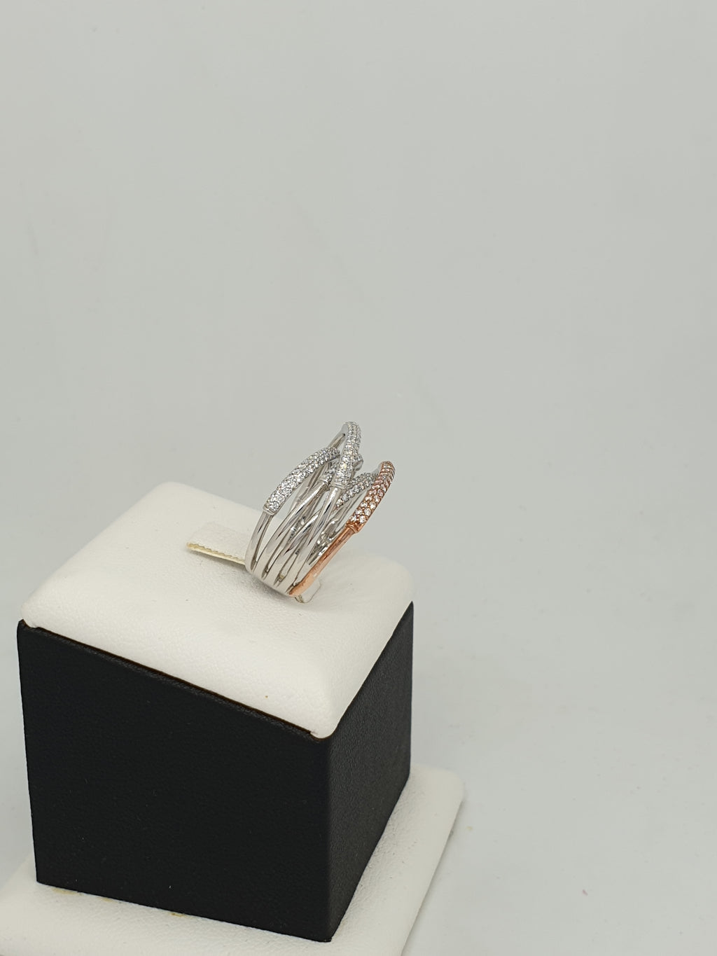 แหวนเพชร Crossover ทองขาวและพิงค์โกล์ด 18K | RG00389