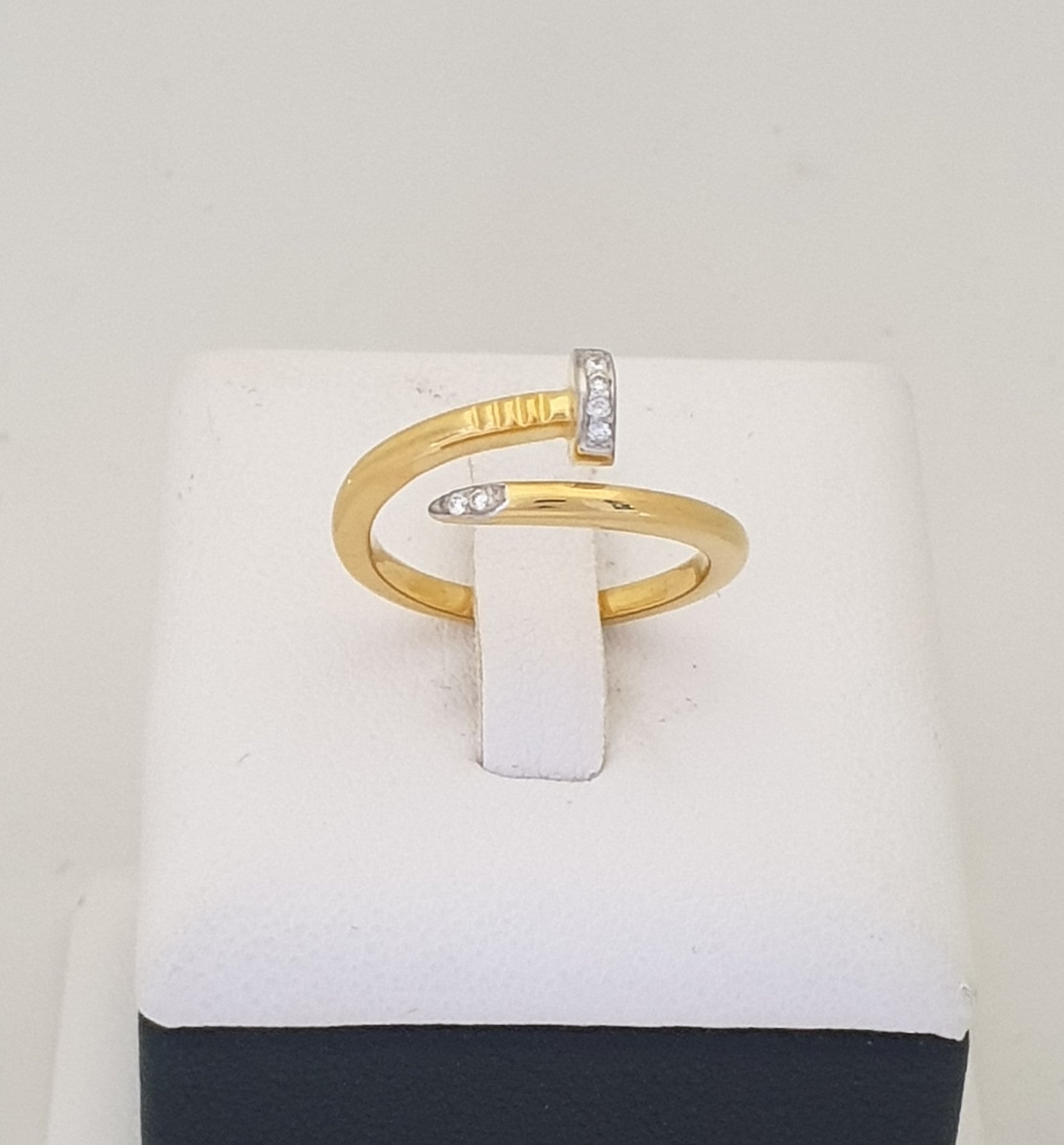 แหวนเพชรดีไซน์ตะปู (Nail Ring) ทอง 18K | RG00454