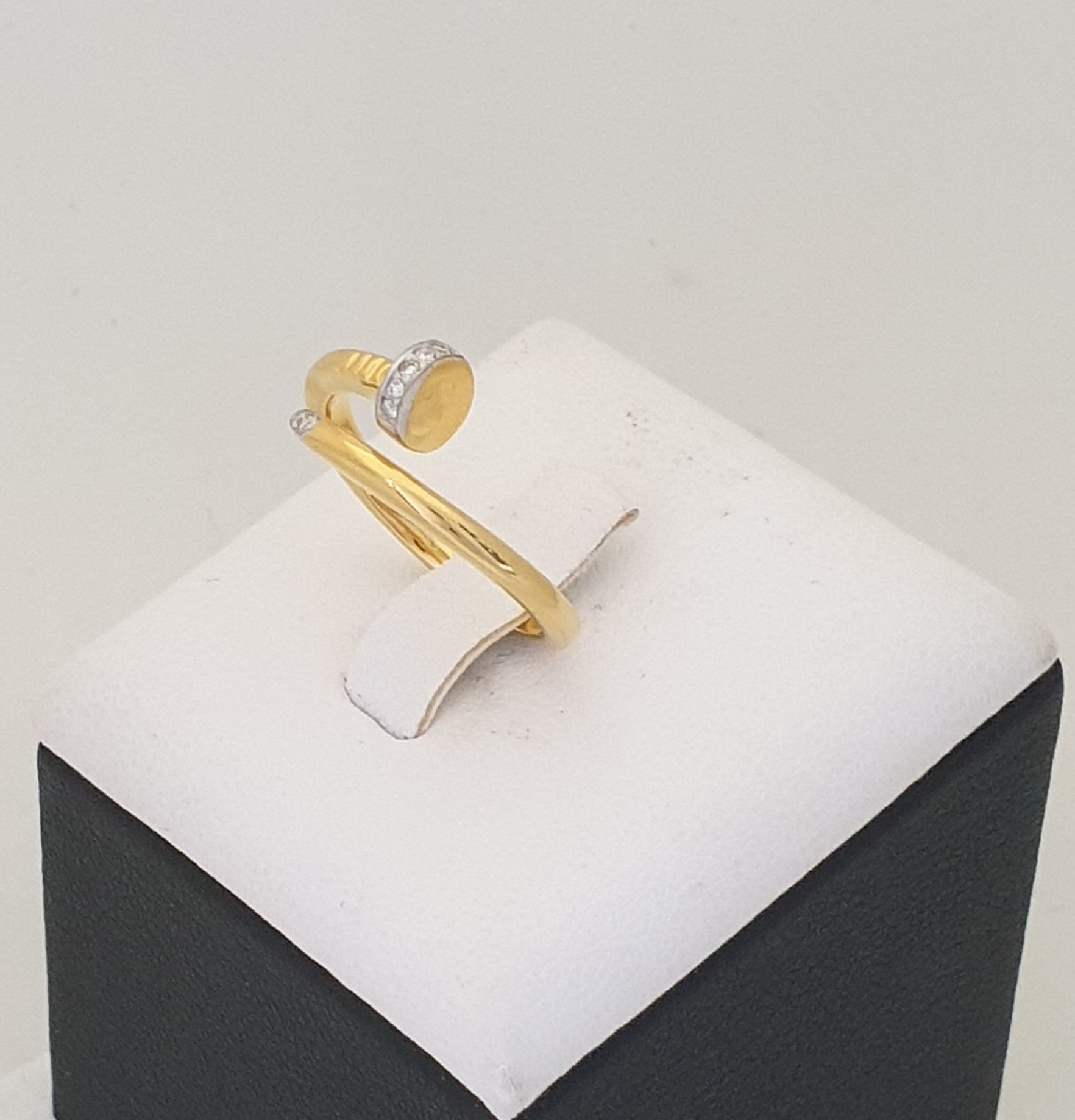 แหวนเพชรดีไซน์ตะปู (Nail Ring) ทอง 18K | RG00454