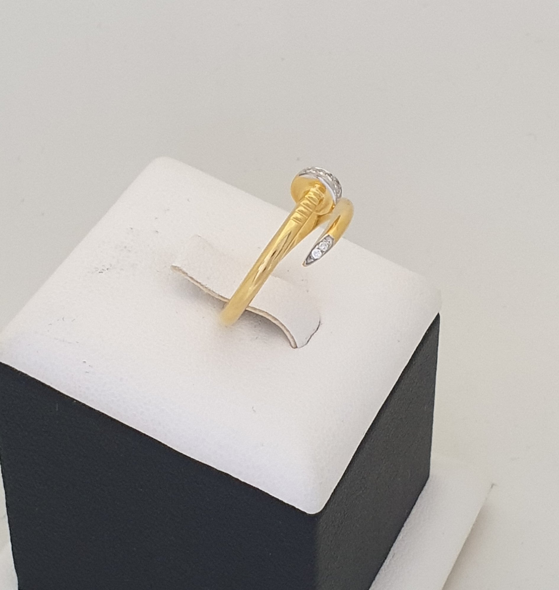 แหวนเพชรดีไซน์ตะปู (Nail Ring) ทอง 18K | RG00454