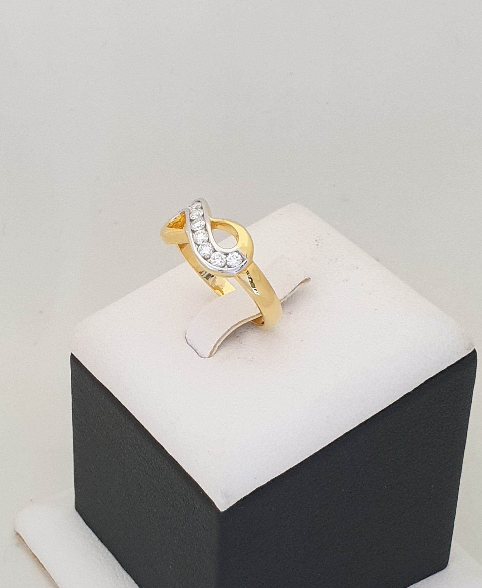 แหวนเพชรอินฟินิตี้ (Infinity Ring) ทูโทน (ทองสองสี ) 18K | RG00456