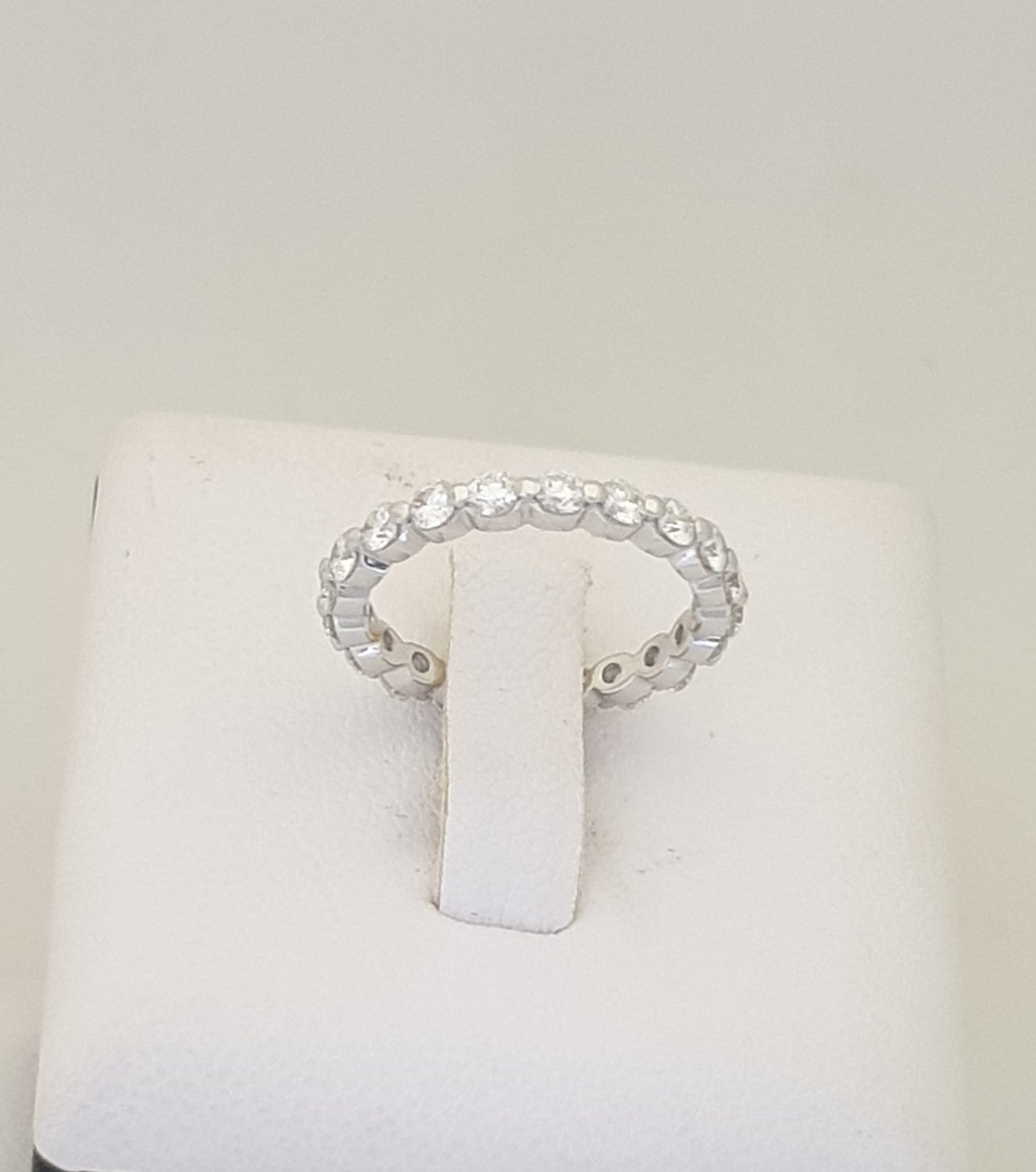 แหวนเพชรแถวรอบวง (Eternity Ring) ทองขาว 18K | RG00457 #437