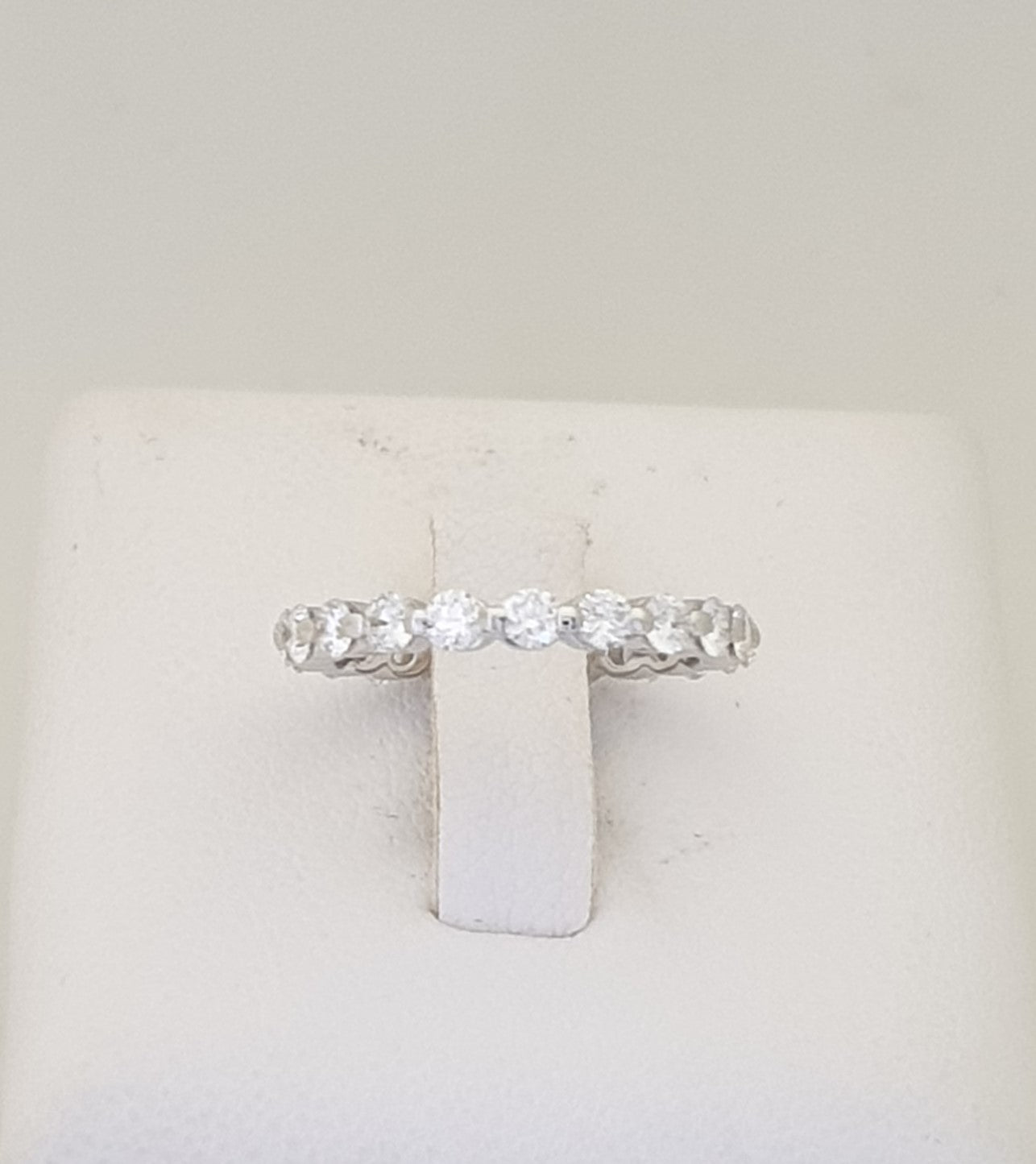 แหวนเพชรแถวรอบวง (Eternity Ring) ทองขาว 18K | RG00457 #437