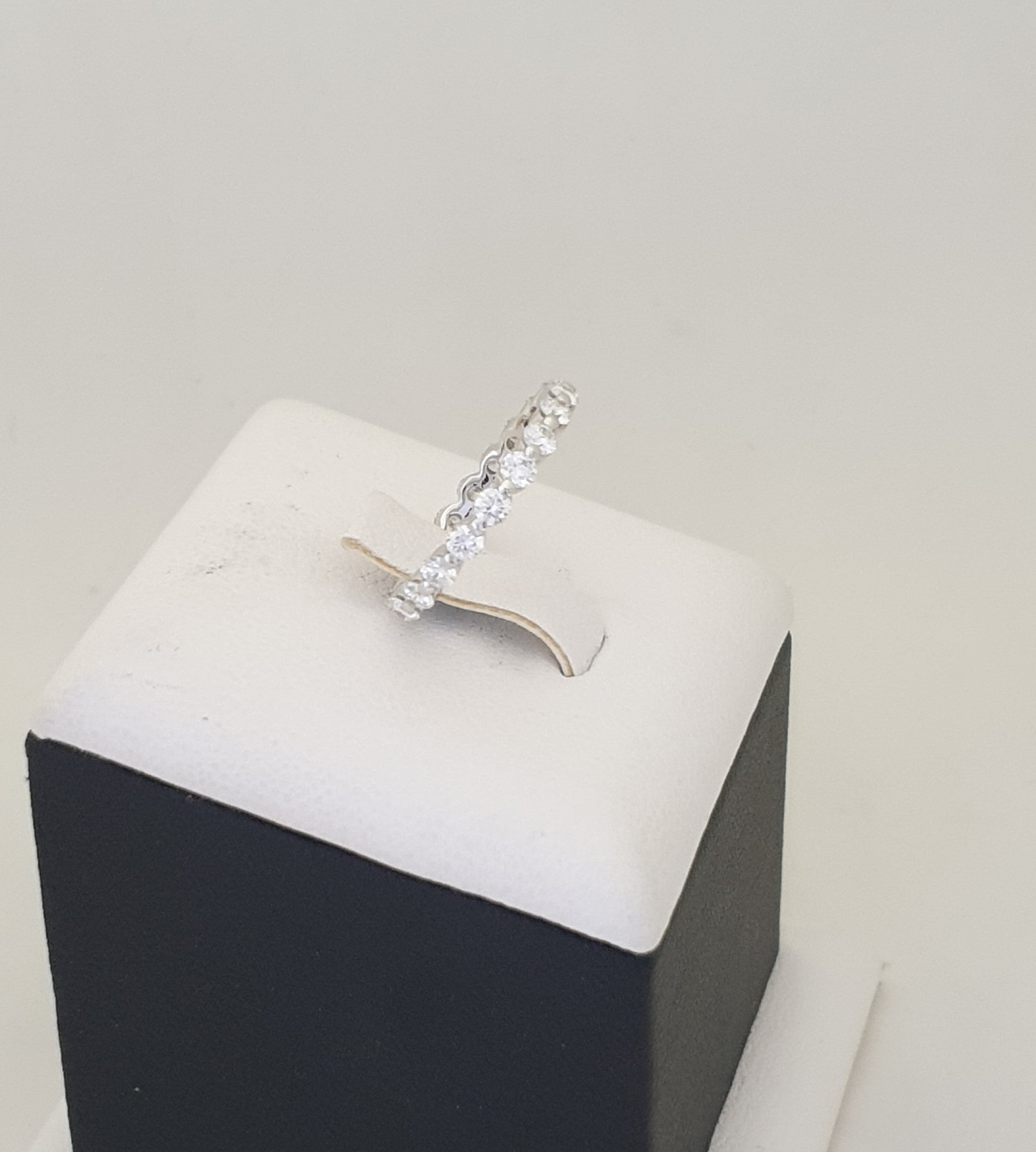 แหวนเพชรแถวรอบวง (Eternity Ring) ทองขาว 18K | RG00457 #437