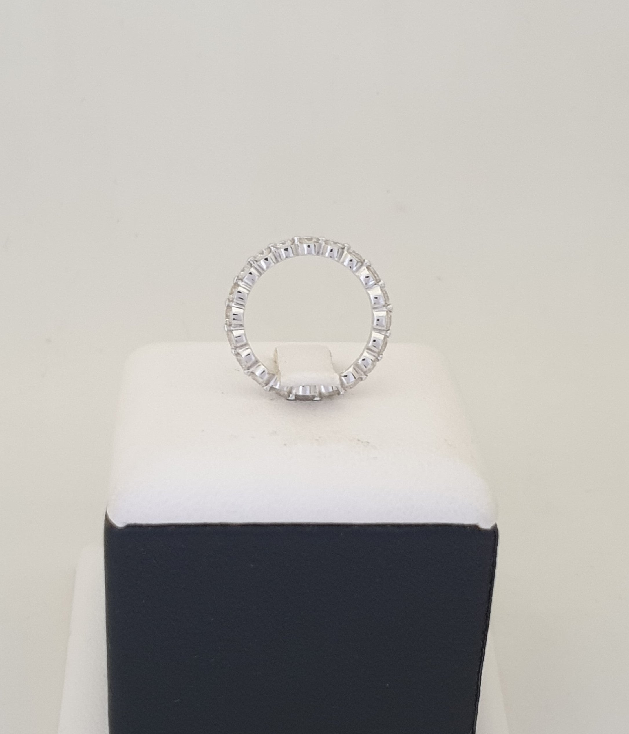 แหวนเพชรแถวรอบวง (Eternity Ring) ทองขาว 18K | RG00457 #437