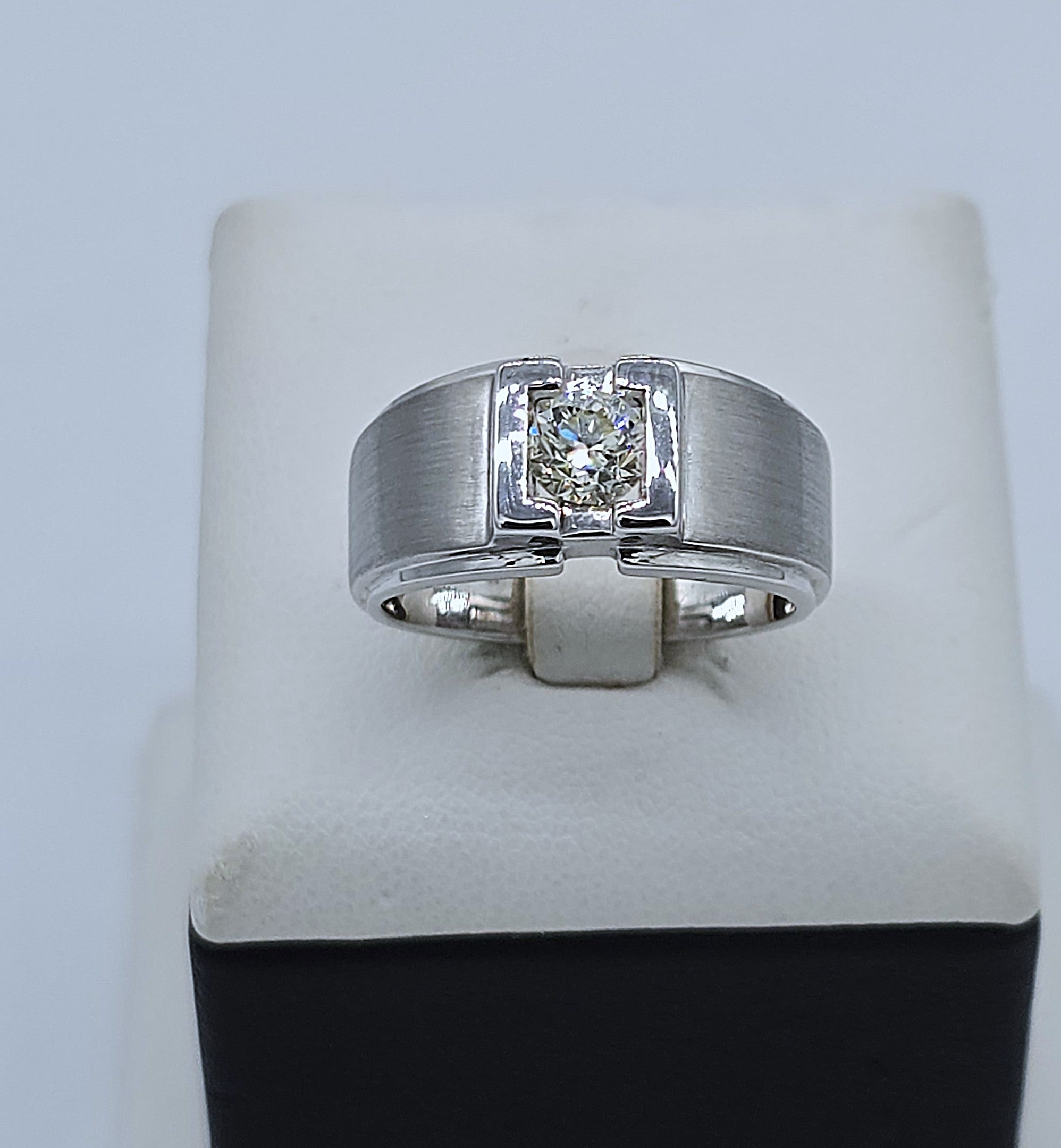 แหวนเพชรเม็ดเดี่ยวชาย รุ่น Classic Gentleman ทองขาว 18K | RG00626