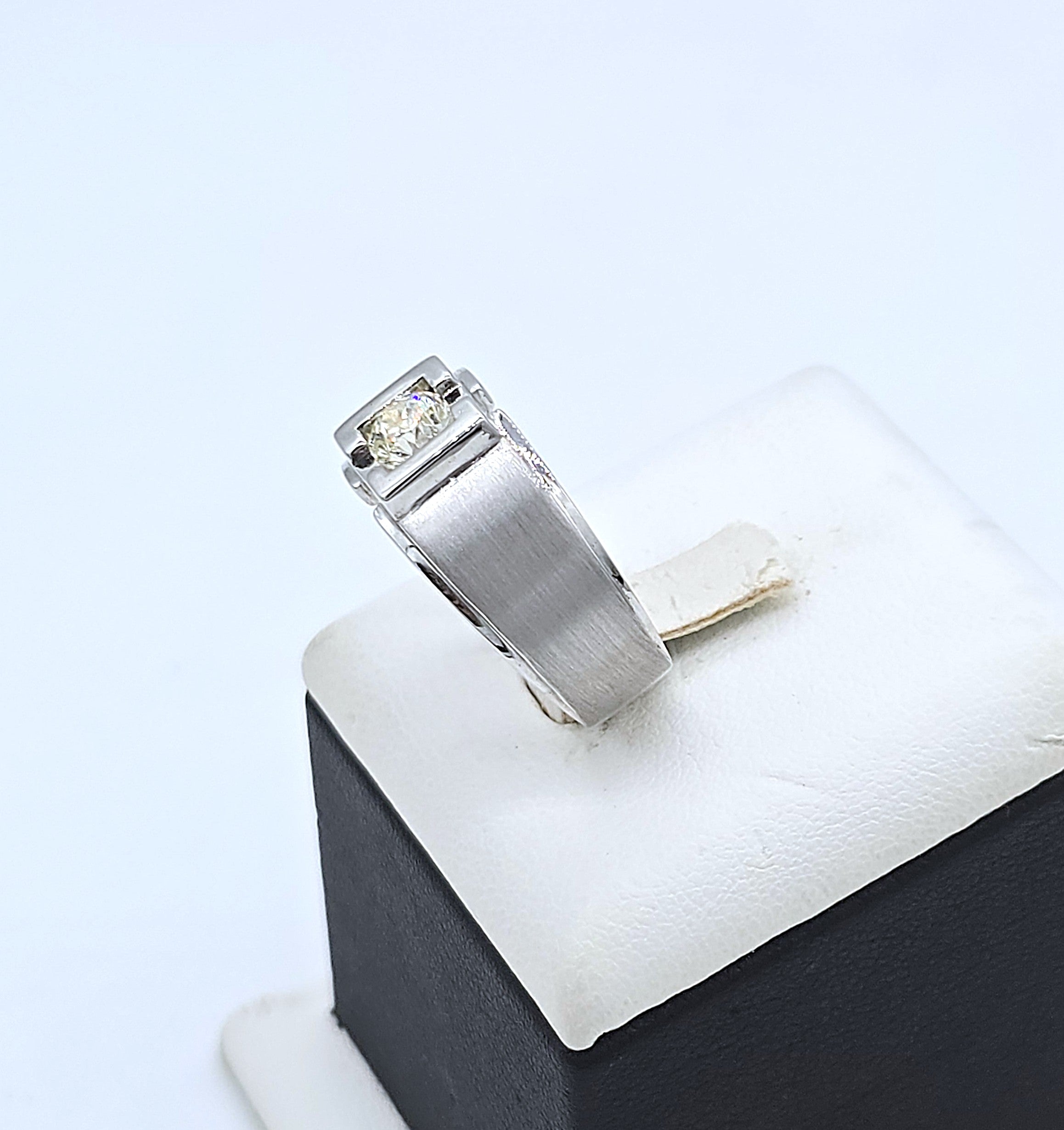 แหวนเพชรเม็ดเดี่ยวชาย รุ่น Classic Gentleman ทองขาว 18K | RG00626
