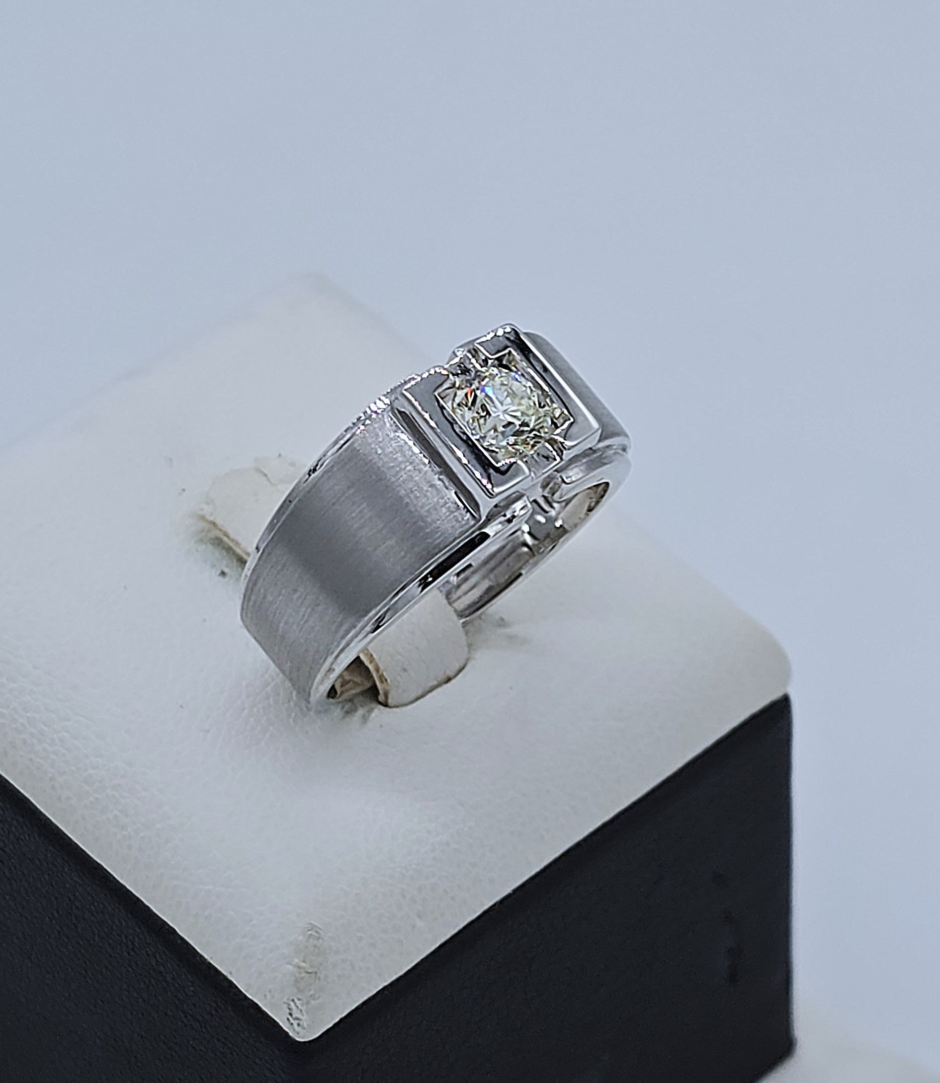 แหวนเพชรเม็ดเดี่ยวชาย รุ่น Classic Gentleman ทองขาว 18K | RG00626