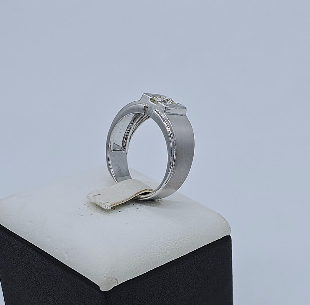 แหวนเพชรเม็ดเดี่ยวชาย รุ่น Classic Gentleman ทองขาว 18K | RG00626