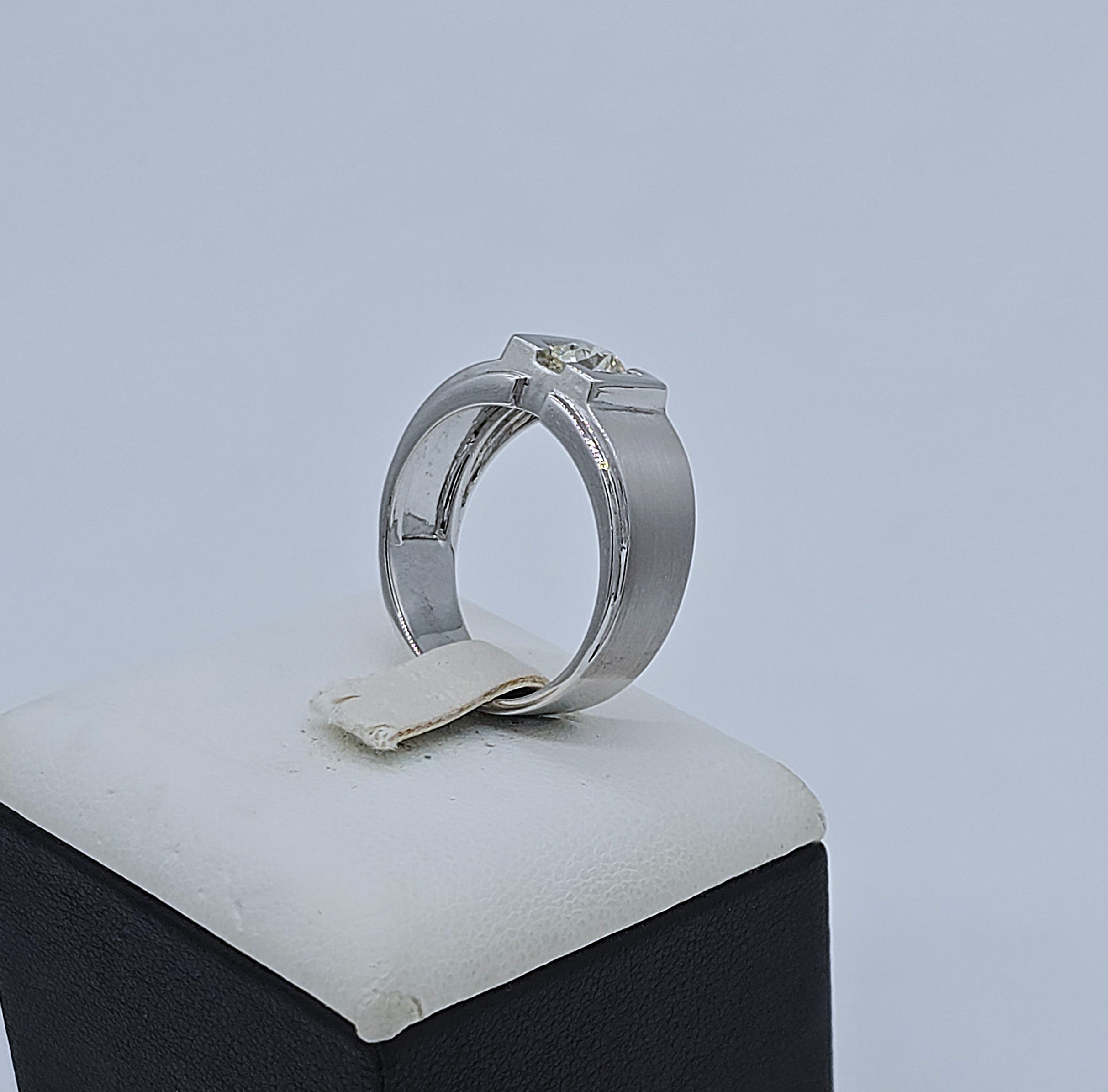 แหวนเพชรเม็ดเดี่ยวชาย รุ่น Classic Gentleman ทองขาว 18K | RG00626
