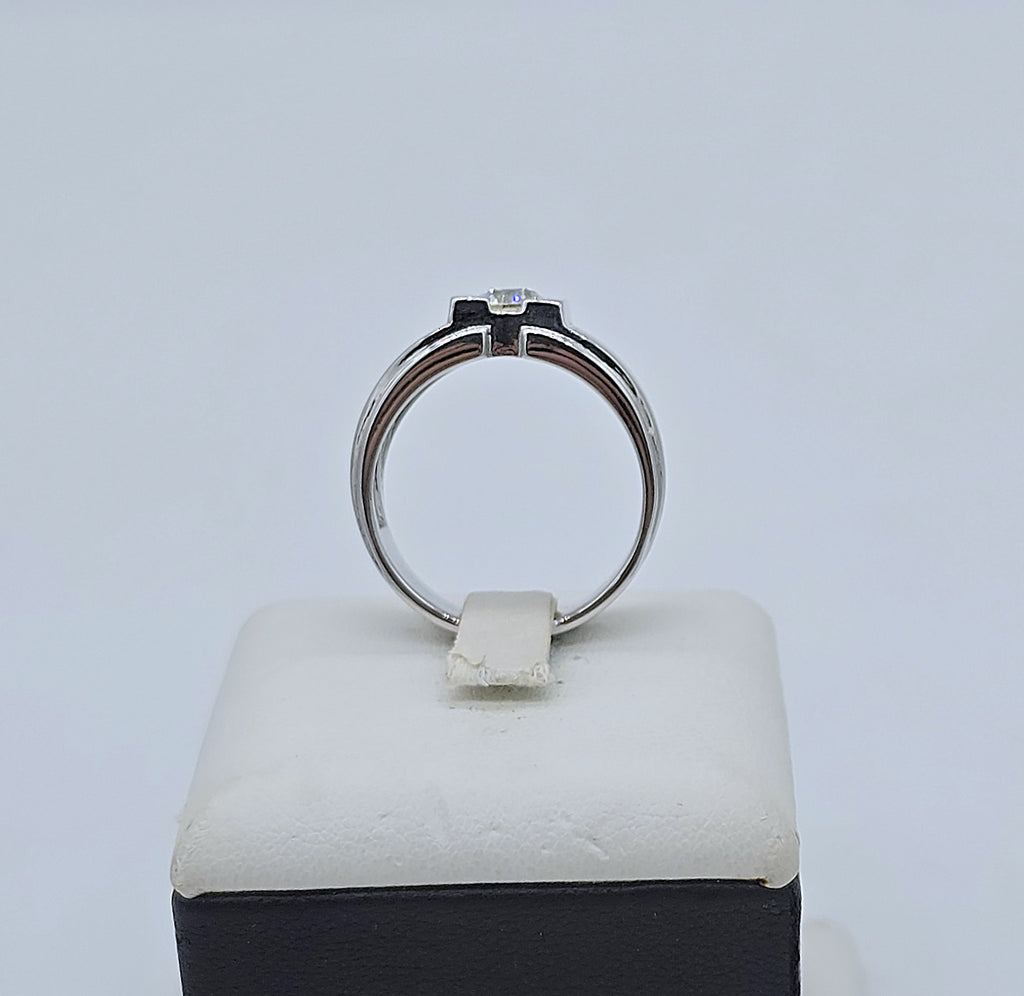 แหวนเพชรเม็ดเดี่ยวชาย รุ่น Classic Gentleman ทองขาว 18K | RG00626