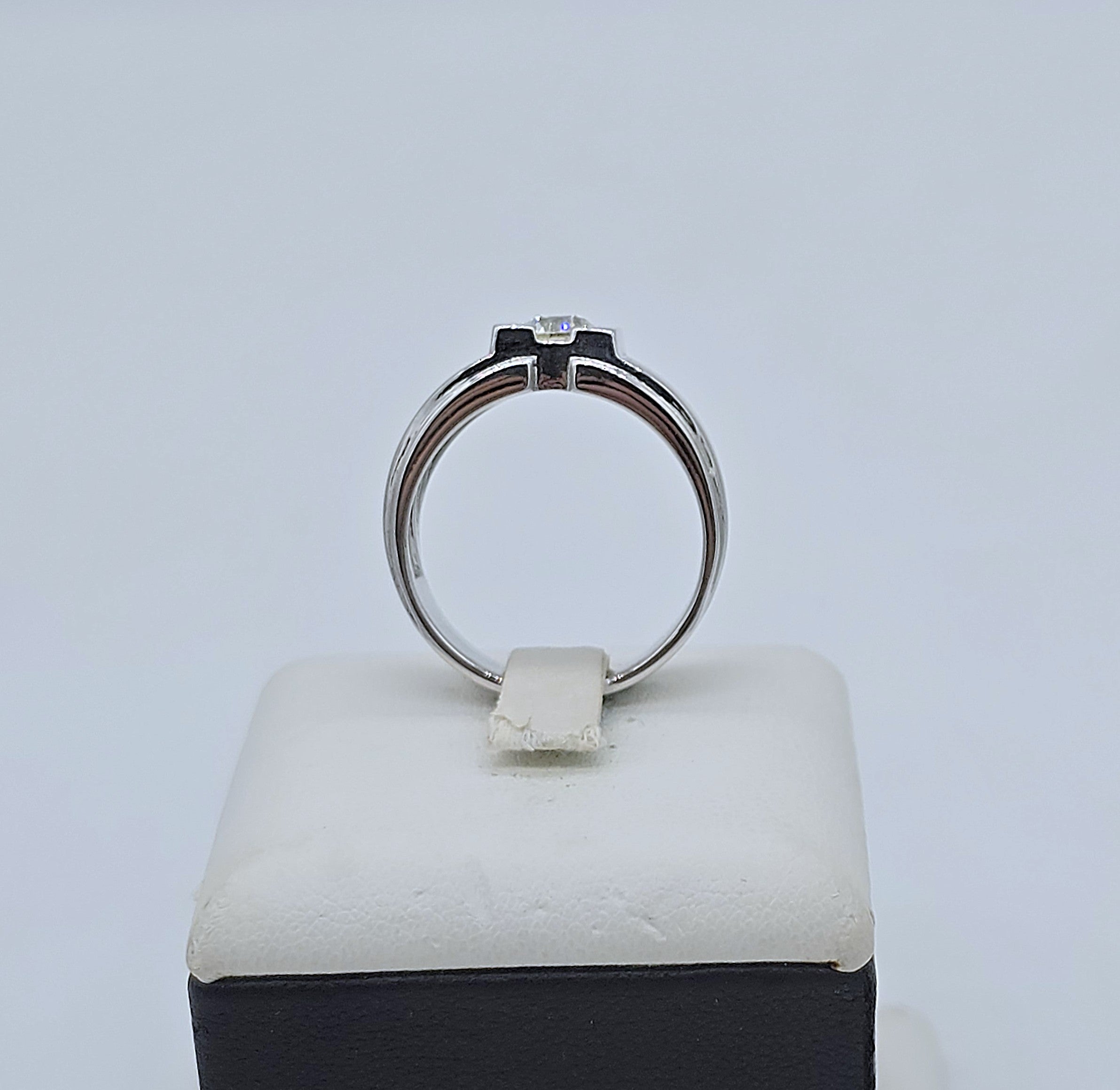 แหวนเพชรเม็ดเดี่ยวชาย รุ่น Classic Gentleman ทองขาว 18K | RG00626