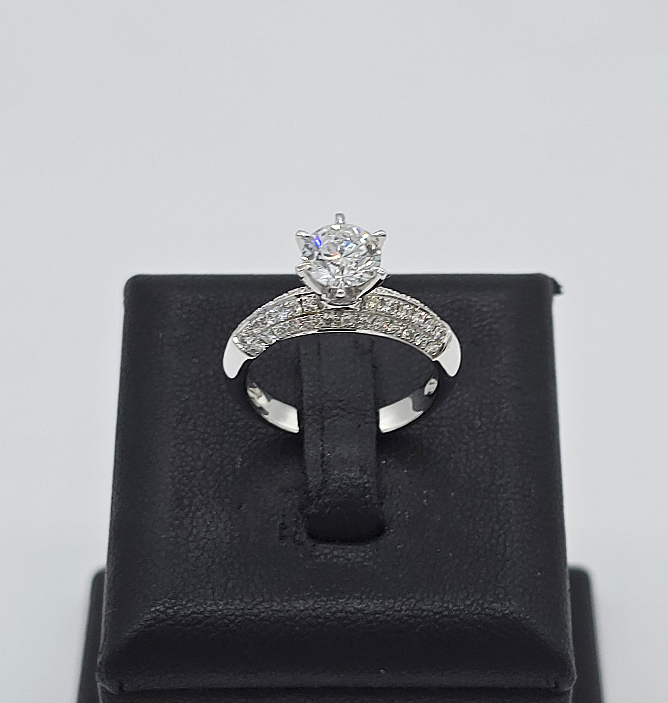 แหวนเพชรเม็ดเดี่ยว GIA 1.01 กะรัต ล้อมเพชรข้างบ่า ทองขาว 18K | RG00624