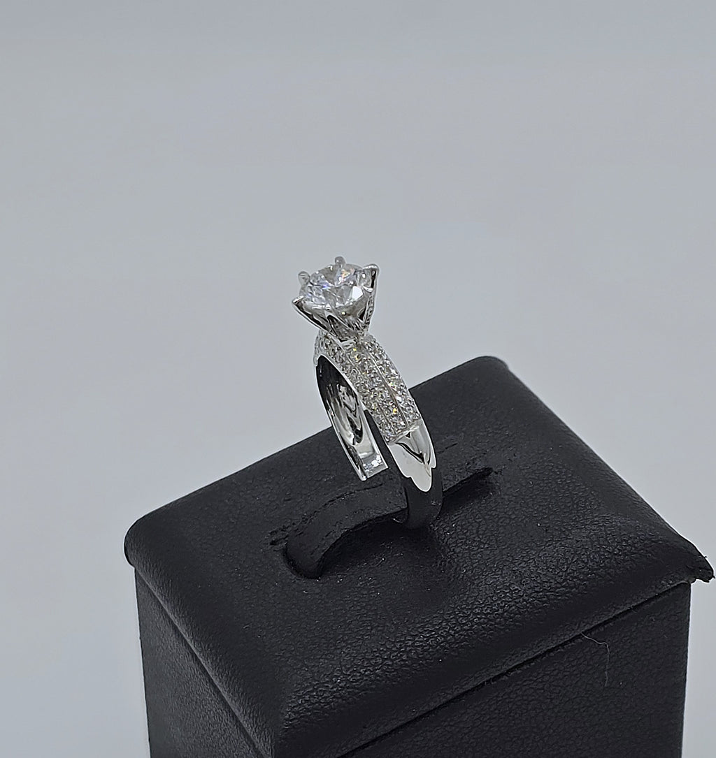 แหวนเพชรเม็ดเดี่ยว GIA 1.01 กะรัต ล้อมเพชรข้างบ่า ทองขาว 18K | RG00624