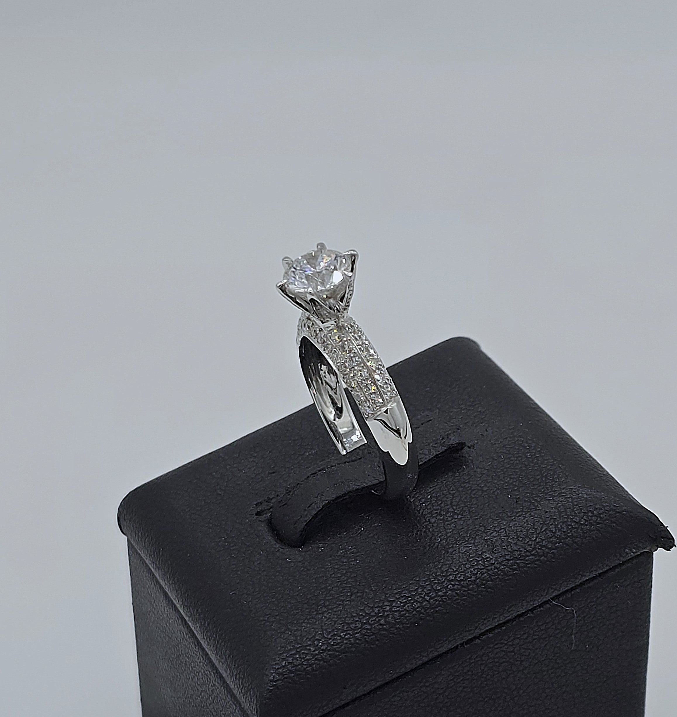แหวนเพชรเม็ดเดี่ยว GIA 1.01 กะรัต ล้อมเพชรข้างบ่า ทองขาว 18K | RG00624