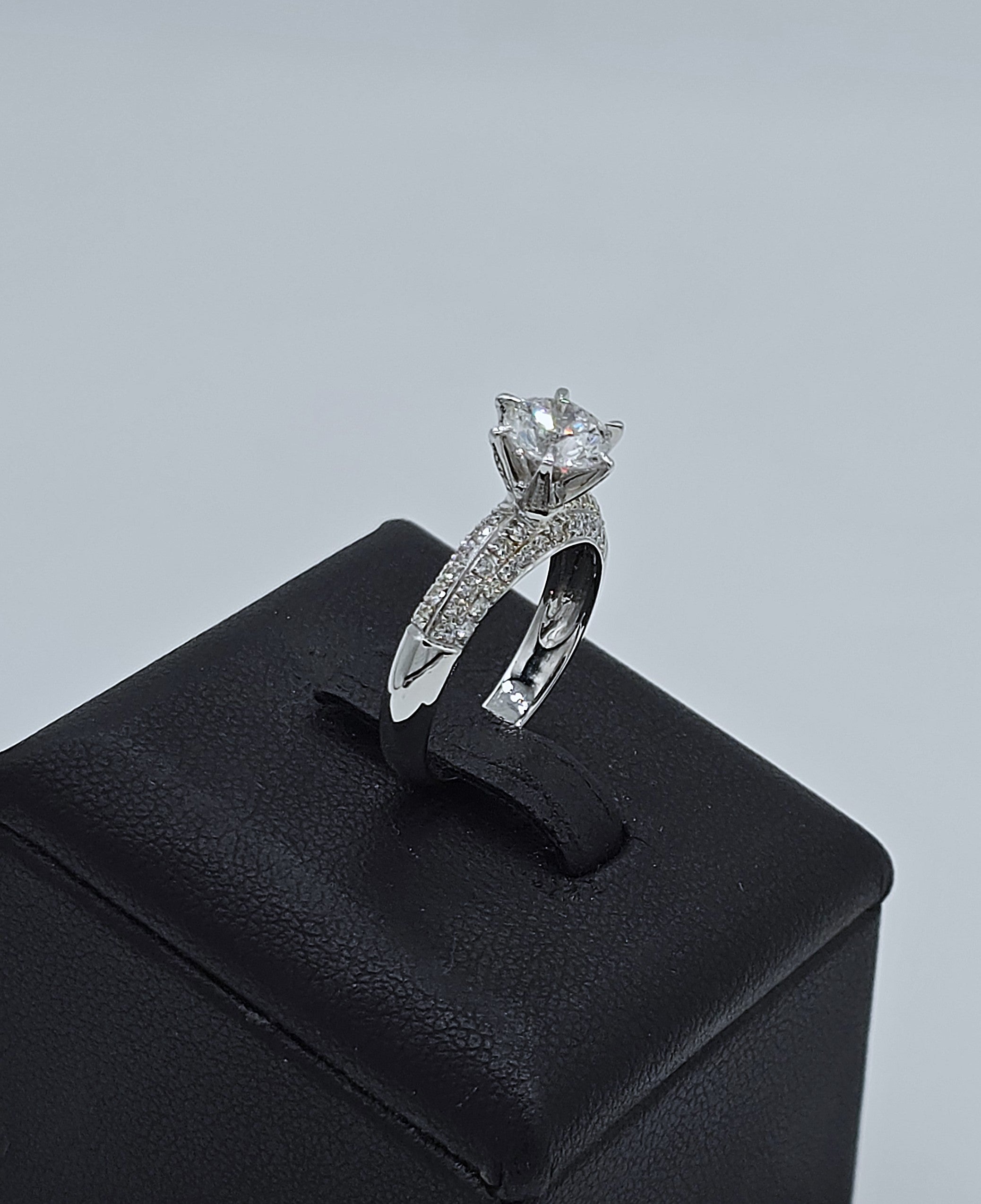 แหวนเพชรเม็ดเดี่ยว GIA 1.01 กะรัต ล้อมเพชรข้างบ่า ทองขาว 18K | RG00624