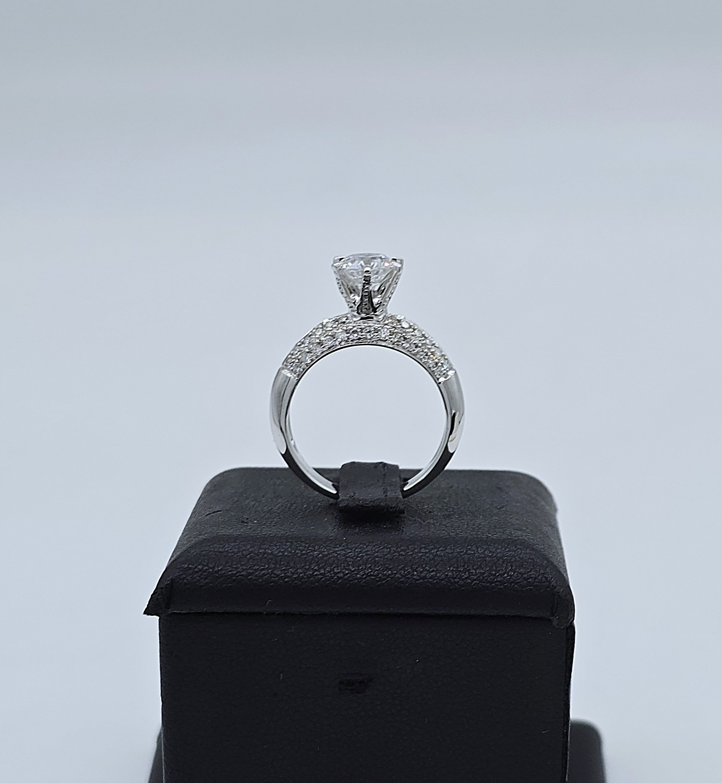 แหวนเพชรเม็ดเดี่ยว GIA 1.01 กะรัต ล้อมเพชรข้างบ่า ทองขาว 18K | RG00624