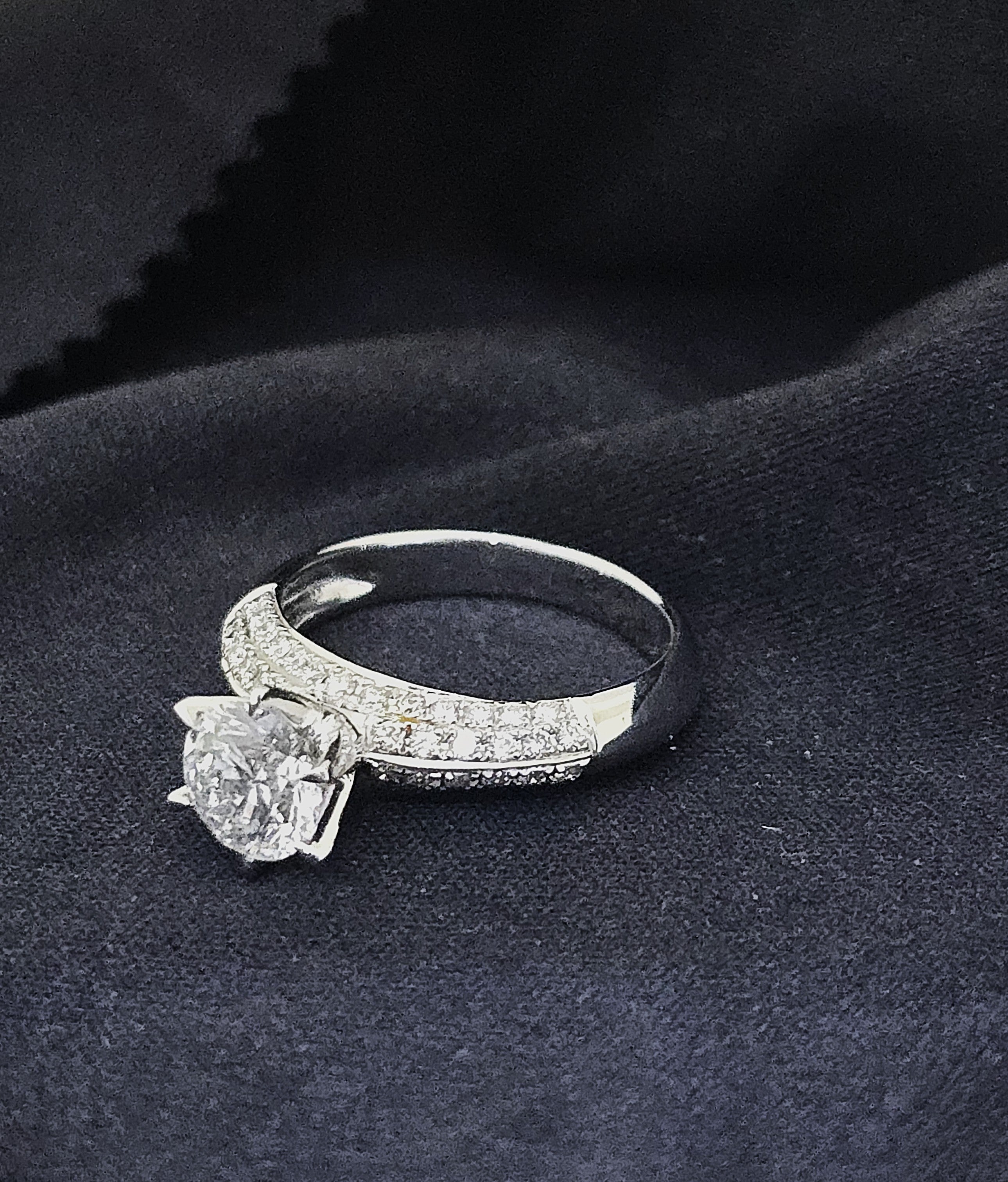 แหวนเพชรเม็ดเดี่ยว GIA 1.01 กะรัต ล้อมเพชรข้างบ่า ทองขาว 18K | RG00624