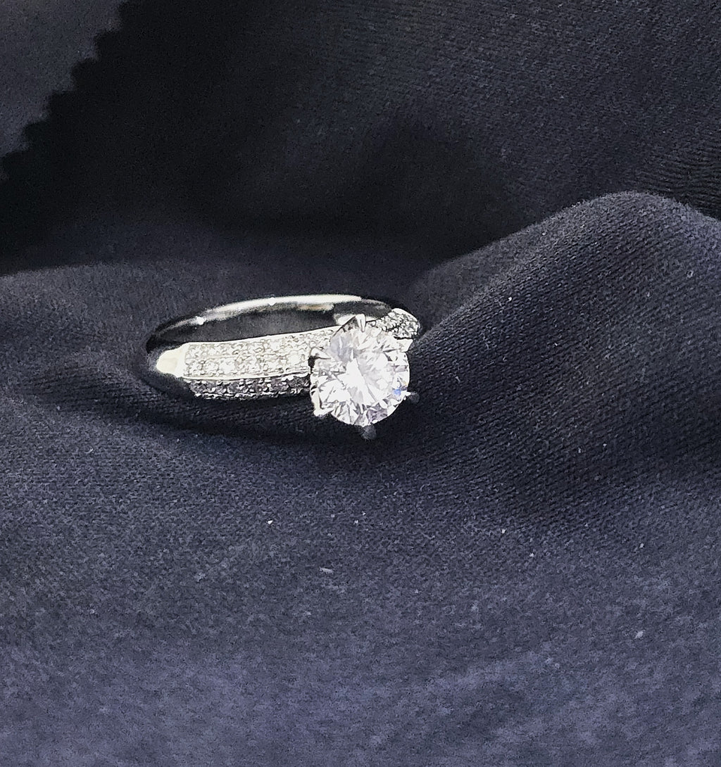 แหวนเพชรเม็ดเดี่ยว GIA 1.01 กะรัต ล้อมเพชรข้างบ่า ทองขาว 18K | RG00624