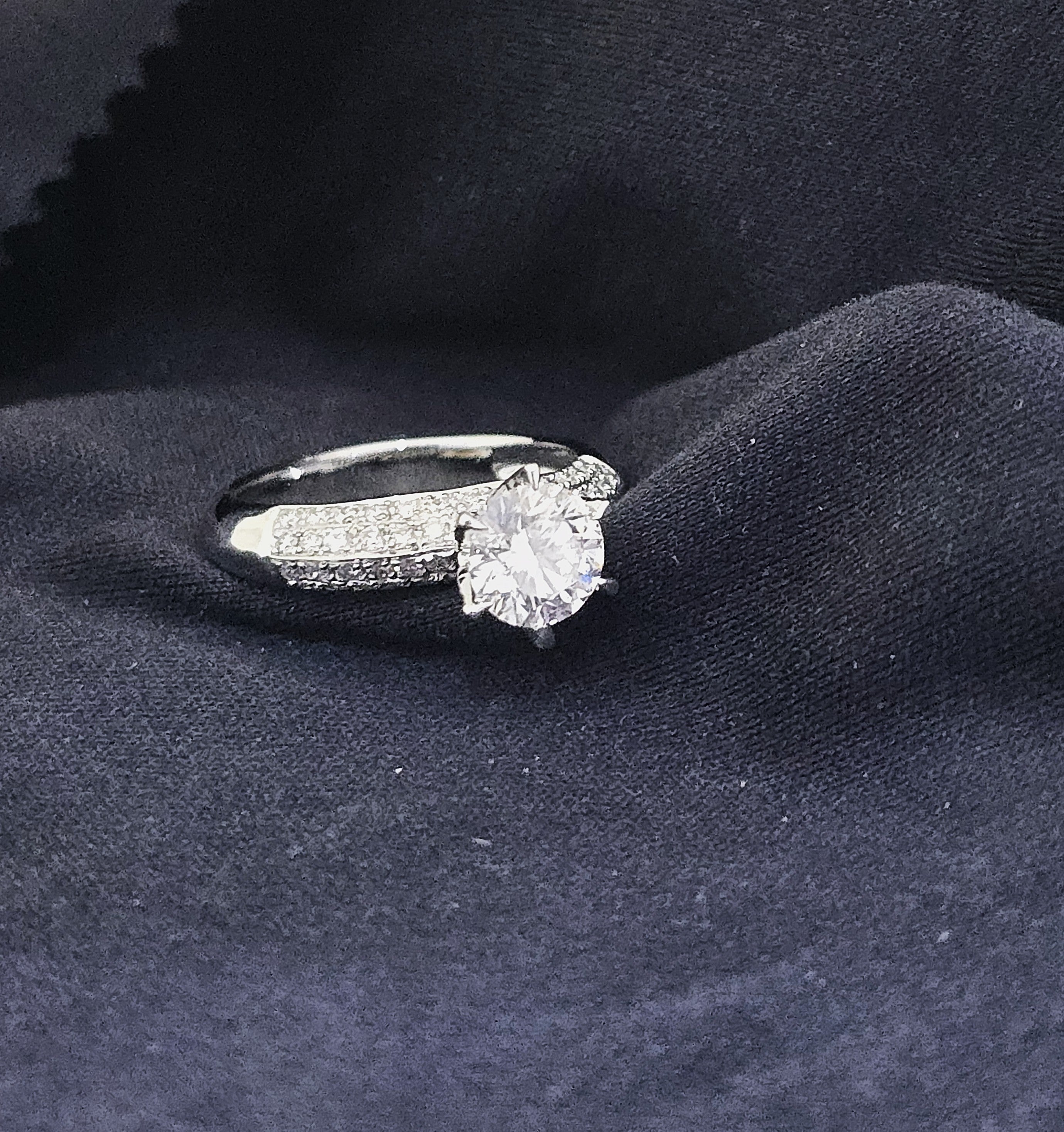 แหวนเพชรเม็ดเดี่ยว GIA 1.01 กะรัต ล้อมเพชรข้างบ่า ทองขาว 18K | RG00624