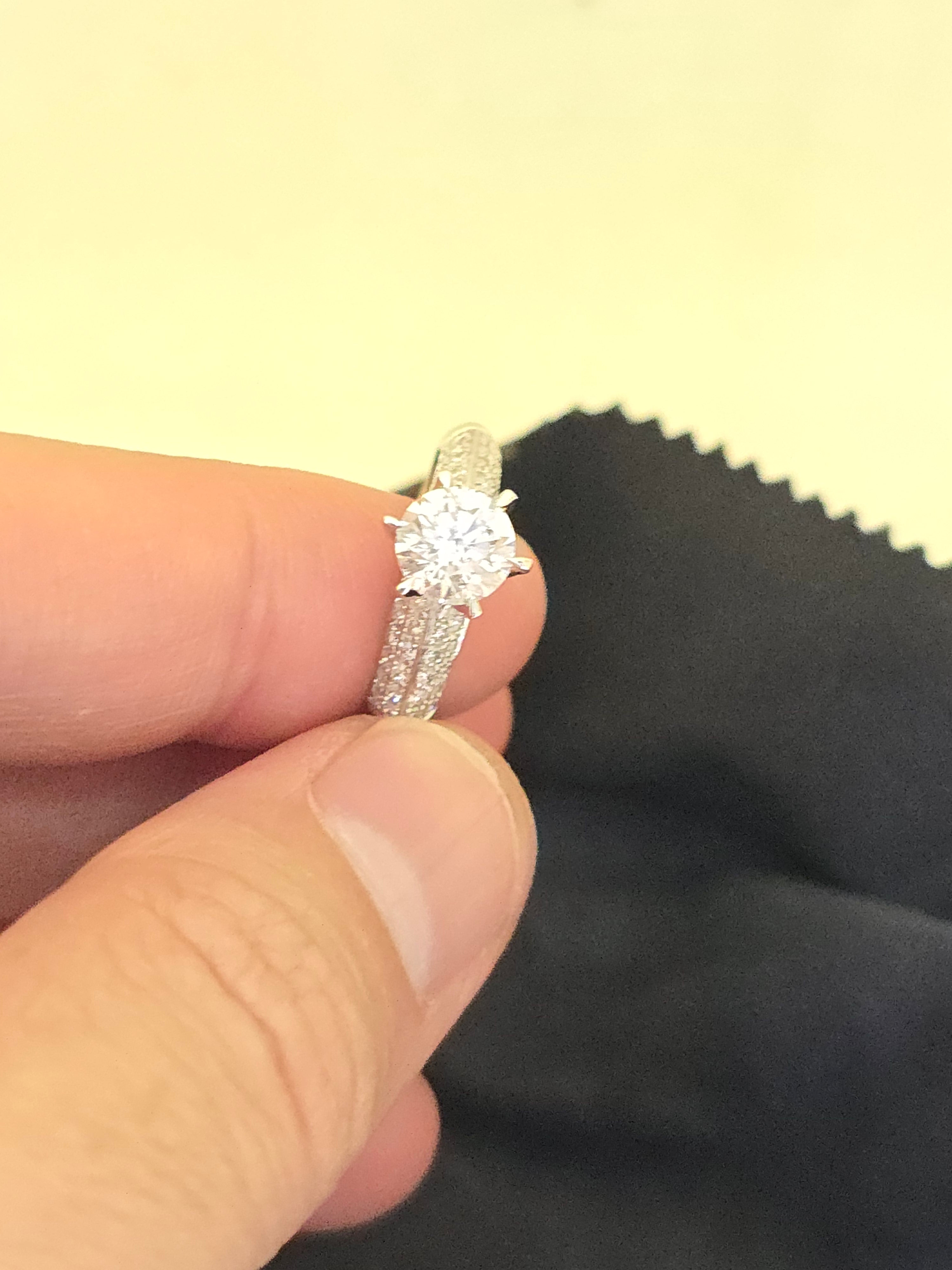 แหวนเพชรเม็ดเดี่ยว GIA 1.01 กะรัต ล้อมเพชรข้างบ่า ทองขาว 18K | RG00624