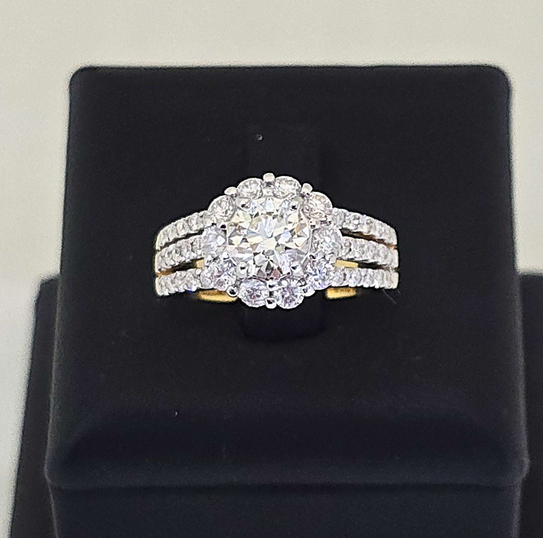 แหวนเพชรเม็ดเดี่ยวล้อมเพชร GIA 1.00 กะรัต ทอง 18K | RG00625