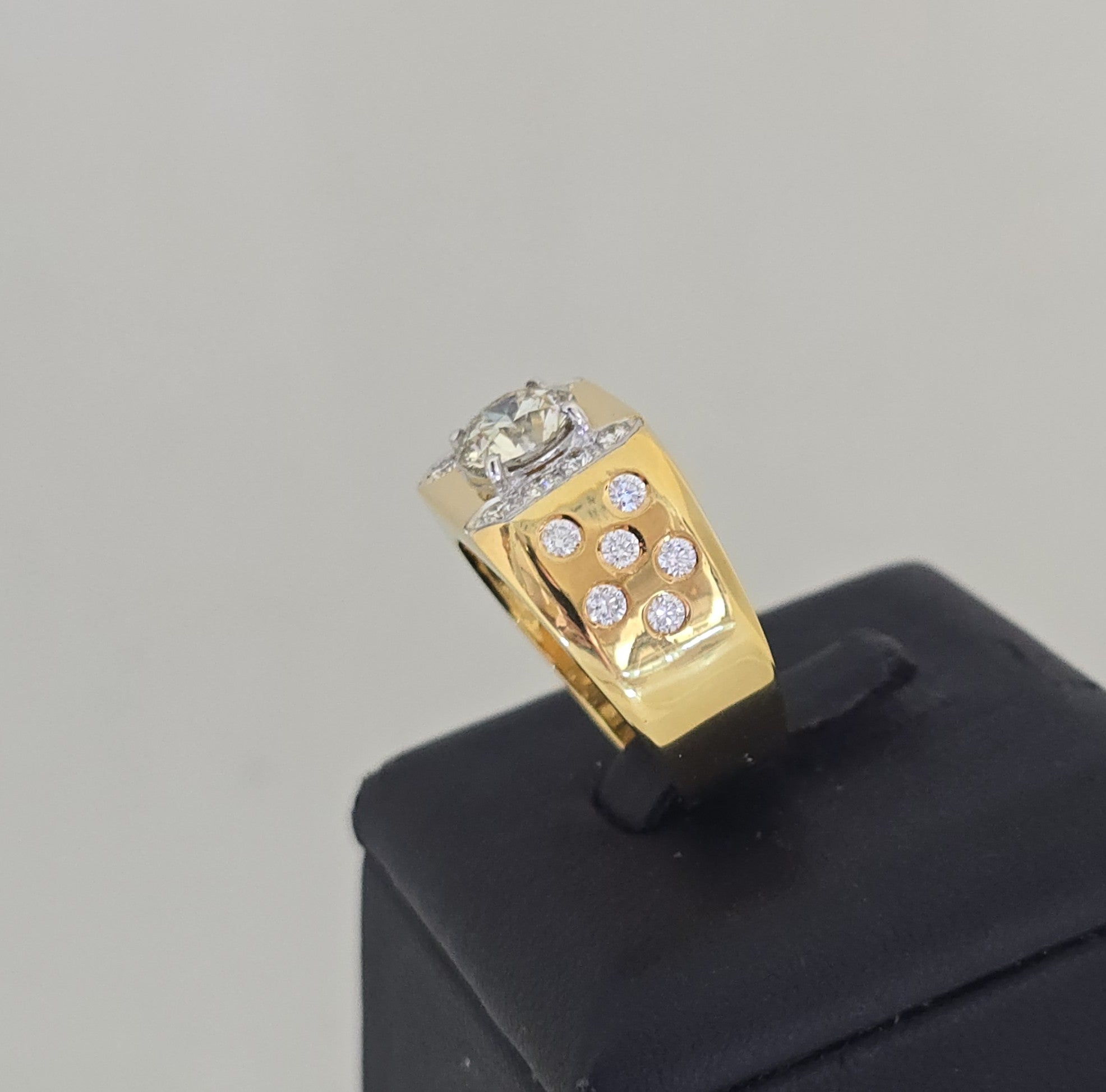 แหวนเพชรชาย เม็ดเดี่ยวล้อมเพชร ทอง 18K | RG00629