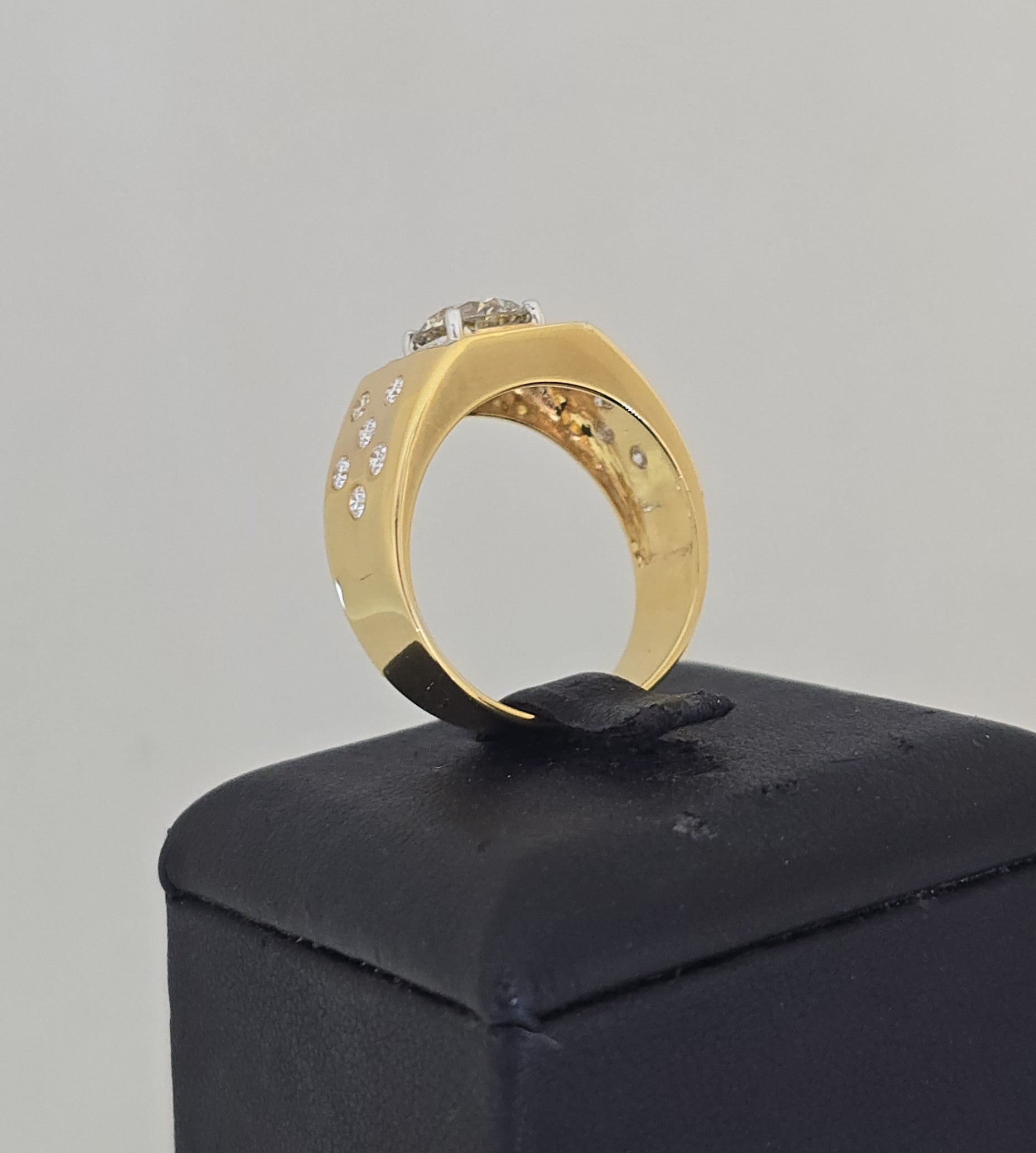 แหวนเพชรชาย เม็ดเดี่ยวล้อมเพชร ทอง 18K | RG00629