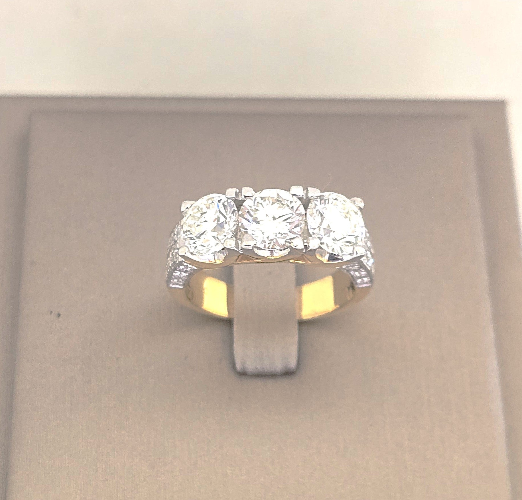 แหวนเพชร 3 เม็ด พร้อมใบเซอร์ GIA ทั้ง 3 เม็ด 3.14 กะรัต ทอง 18K | RG00639