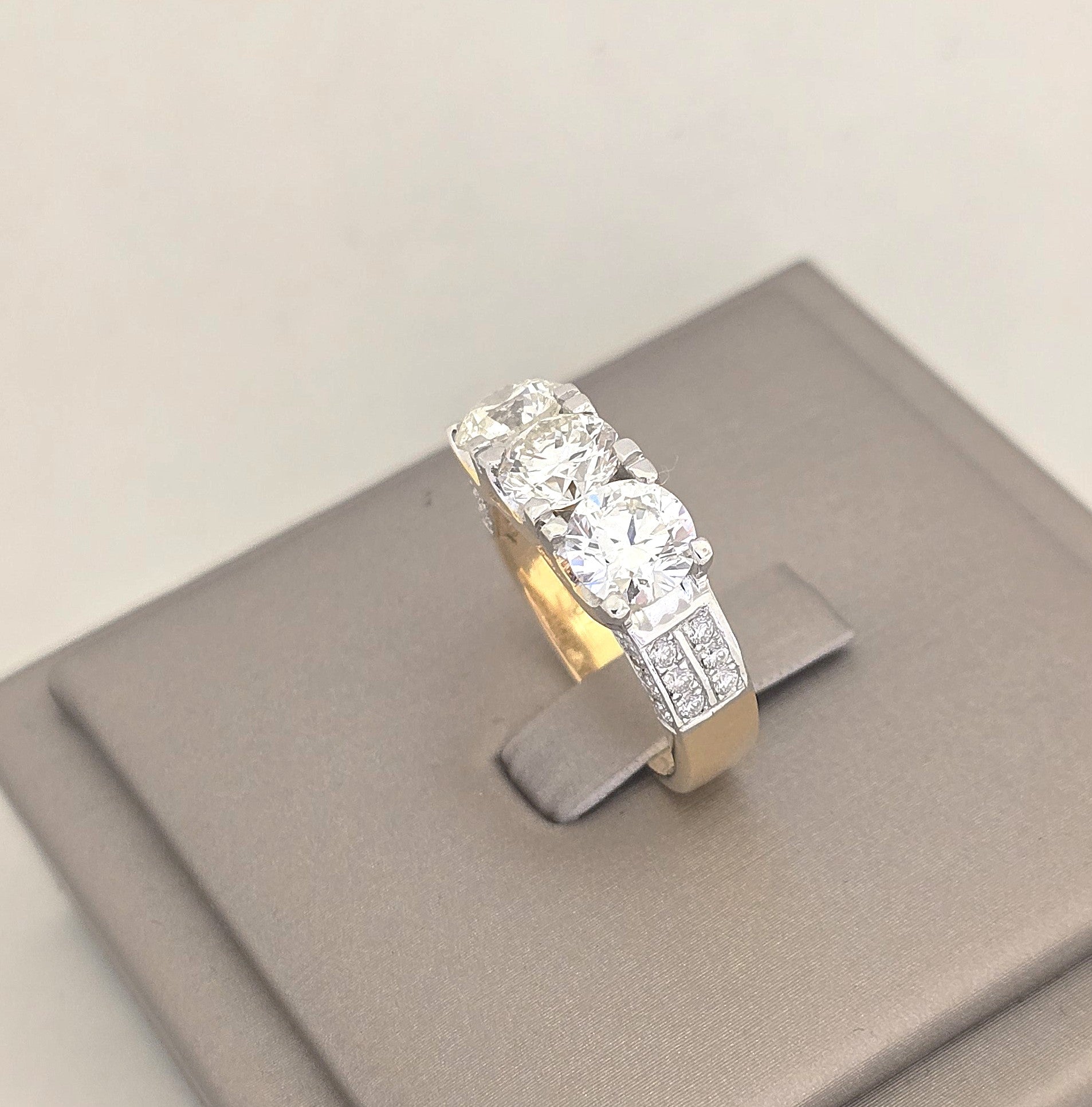แหวนเพชร 3 เม็ด พร้อมใบเซอร์ GIA ทั้ง 3 เม็ด 3.14 กะรัต ทอง 18K | RG00639